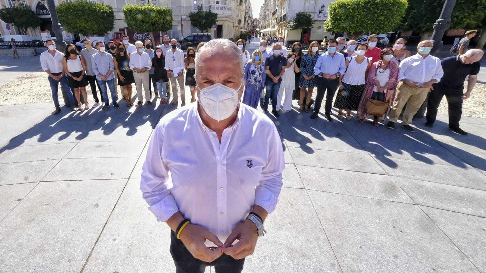 Ruiz Boix (en primer término), ayer en Cádiz junto con los dirigentes del PSOE que apoyan su candidatura.