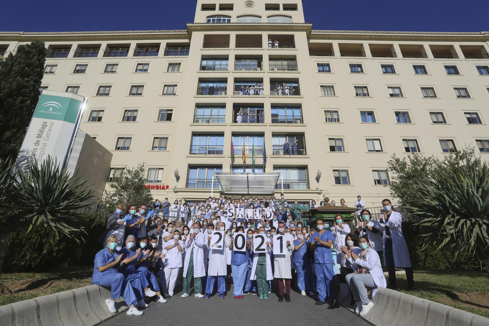 Los sanitarios de Málaga despiden 'el año del coronavirus' y le piden salud a 2021