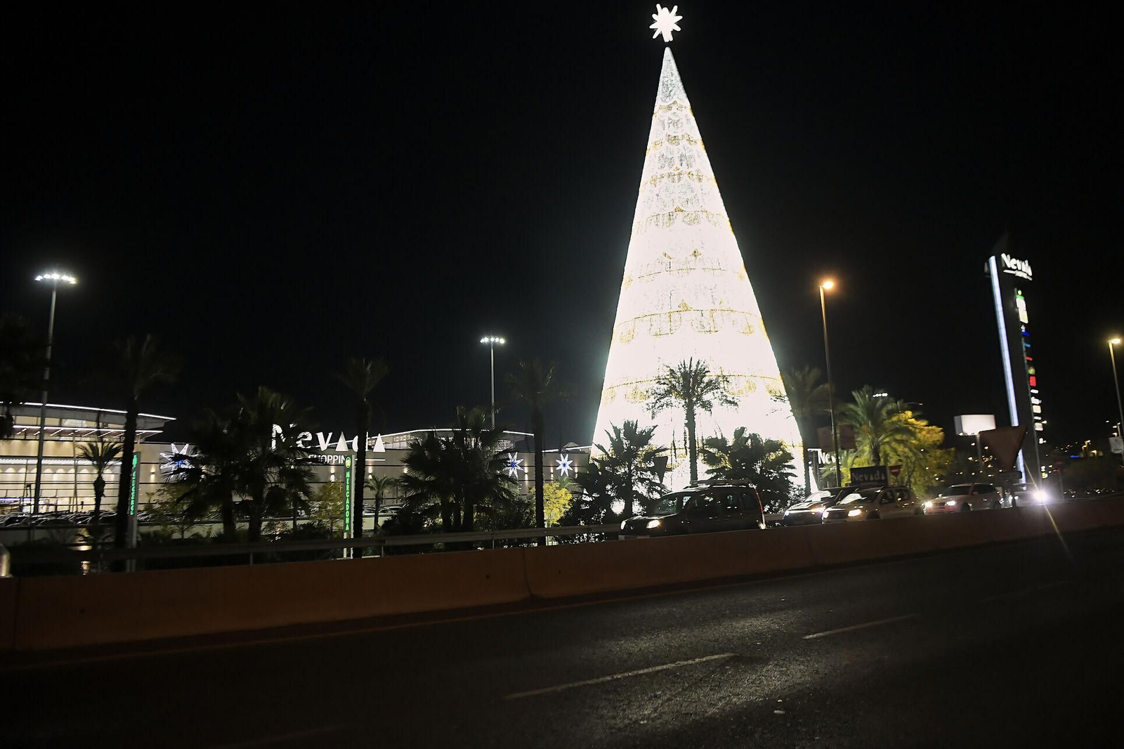 Fotos: así se ha iluminado el árbol de Navidad del Nevada en Granada, el más alto de España