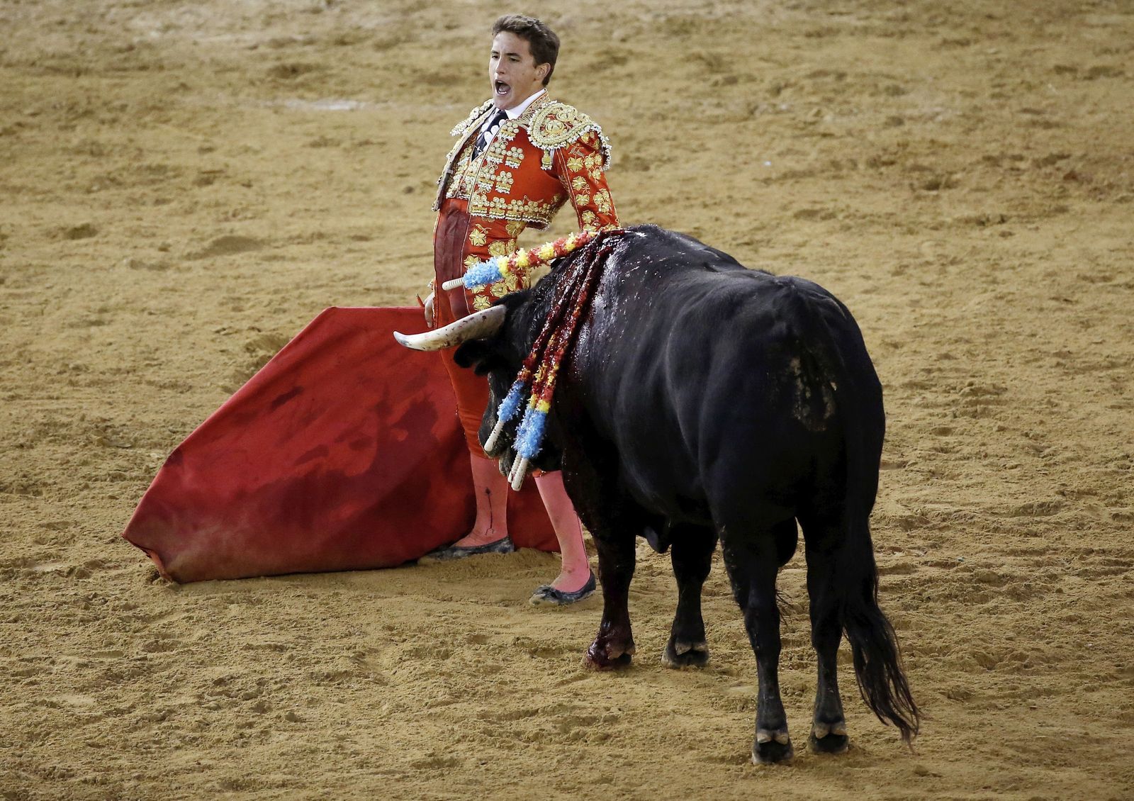 Diego Carretero, en un desplante ante el segundo novillo de El Parralejo.