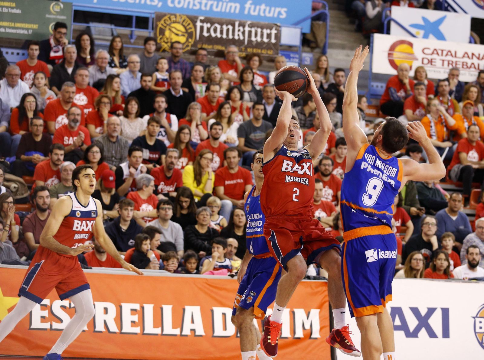 Toolson lanza ante el ‘taronja’ Van Rossom en el último partido del Manresa.