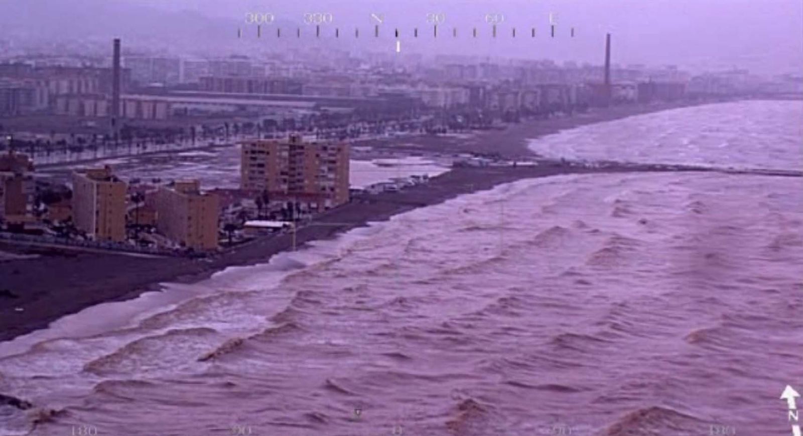 Bomberos, con agua hasta las rodillas, ayer en el aparcamiento de la Plaza de la Marina.