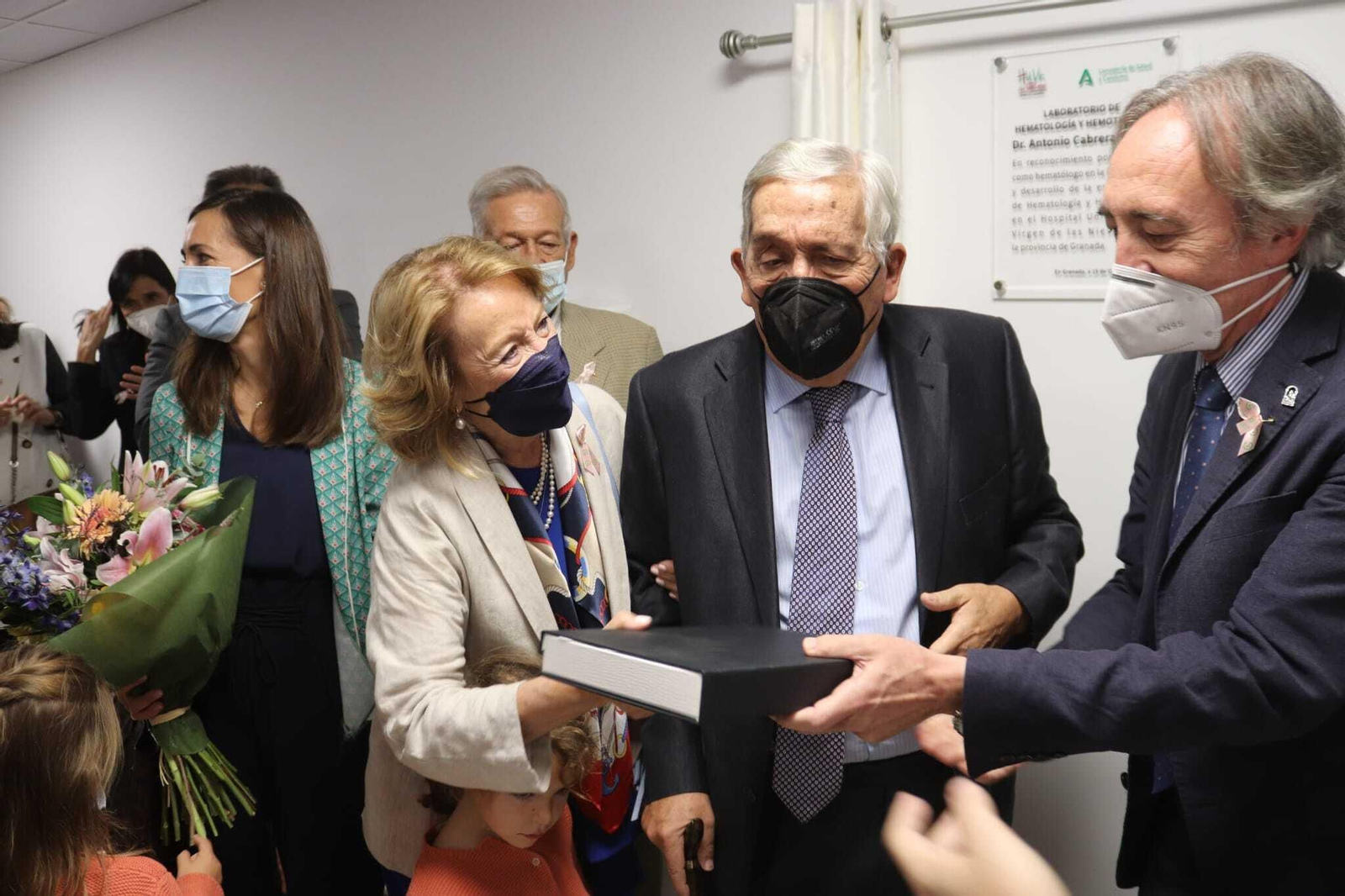 El doctor Cabrera recibe un obsequio del delegado de Salud, Indalecio Sánchez Montesinos