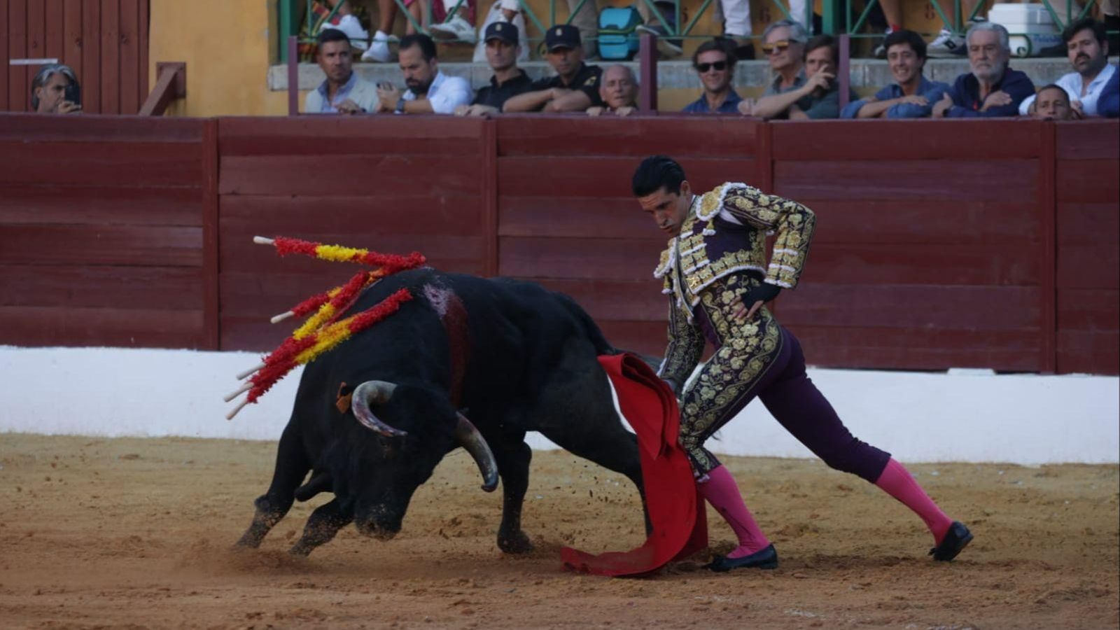 Lo mejor de Talavante: su recibo por bajo al quinto del Capea, al que le cortó una oreja. Lo mejor de Talavante: su recibo por bajo al quinto del Capea, al que le cortó una oreja.