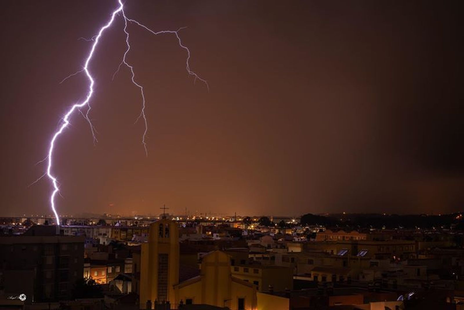 Un rayo impacta en La Línea en una fotografía tomada desde La Velada.