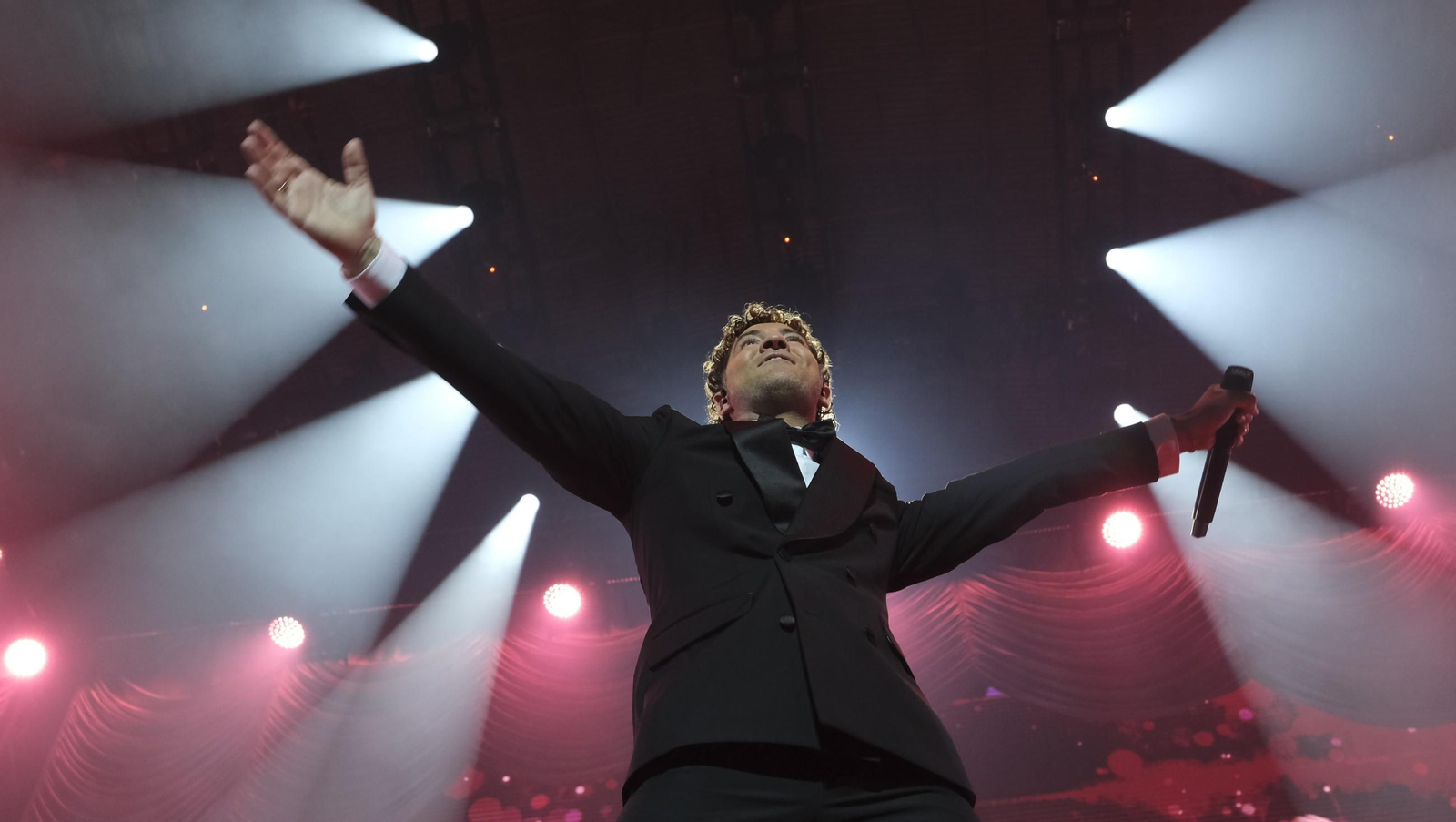 David Bisbal enamora a su Almería en el inicio de la gira 'Todo es Posible en Navidad', en fotografías