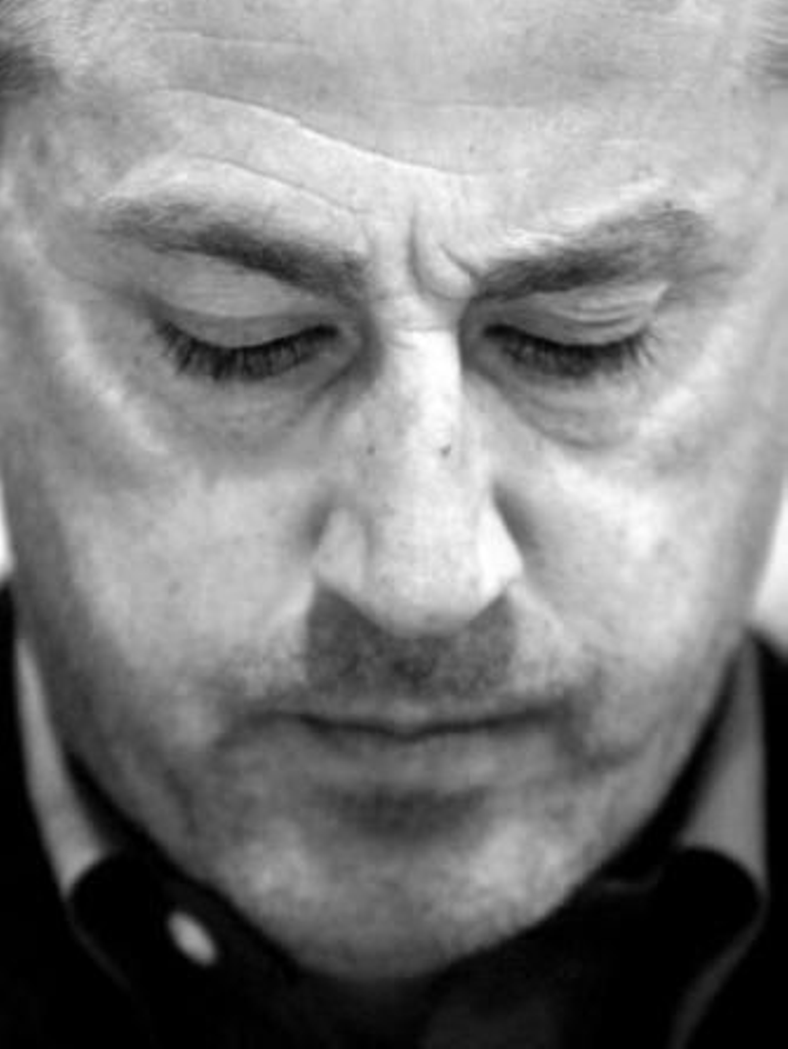 Juan Luna Eslava medita durante su presentación como entrenador del Córdoba, ayer.