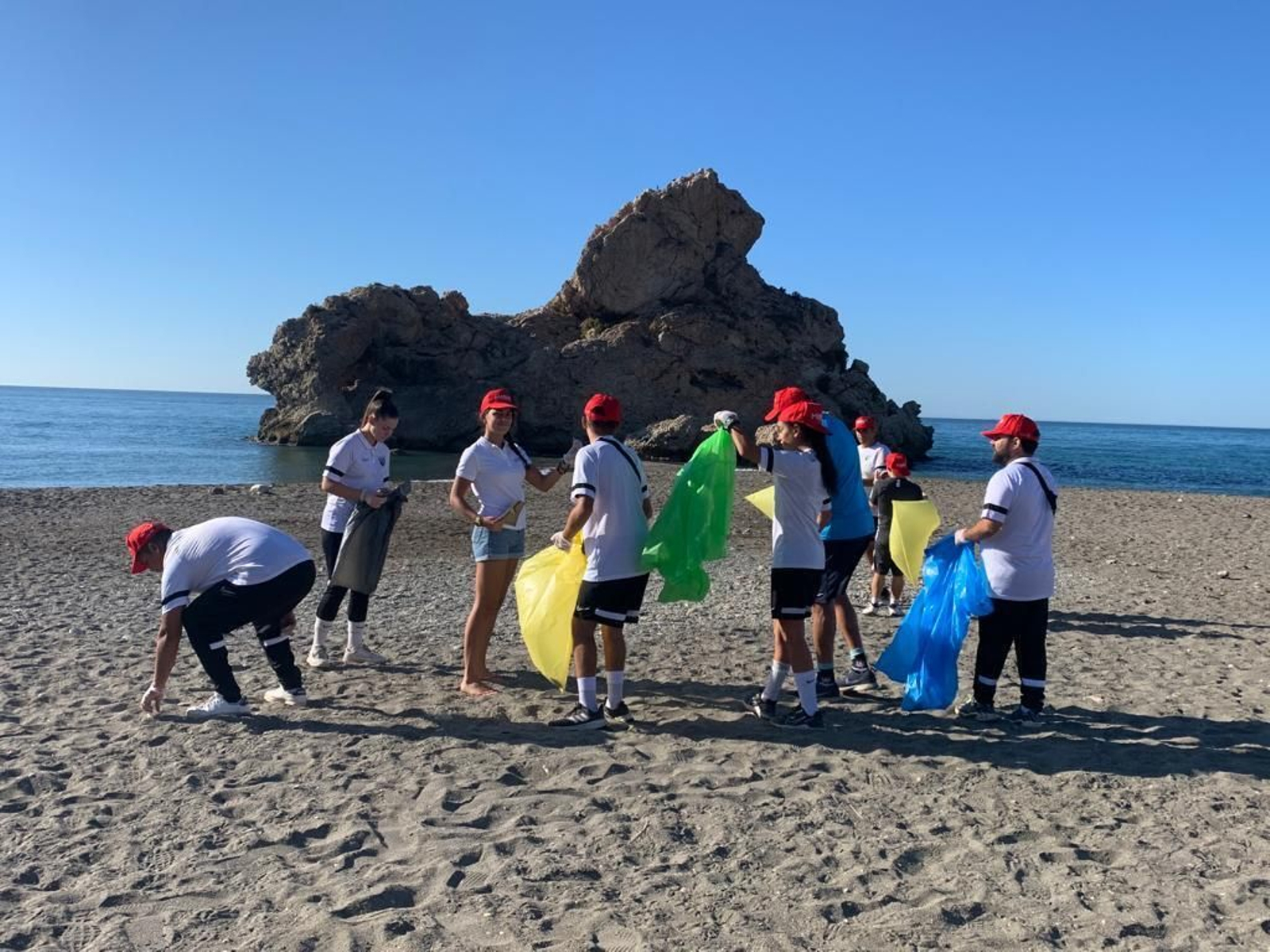 Varios jóvenes recogen basura en el Peñón del Cuervo