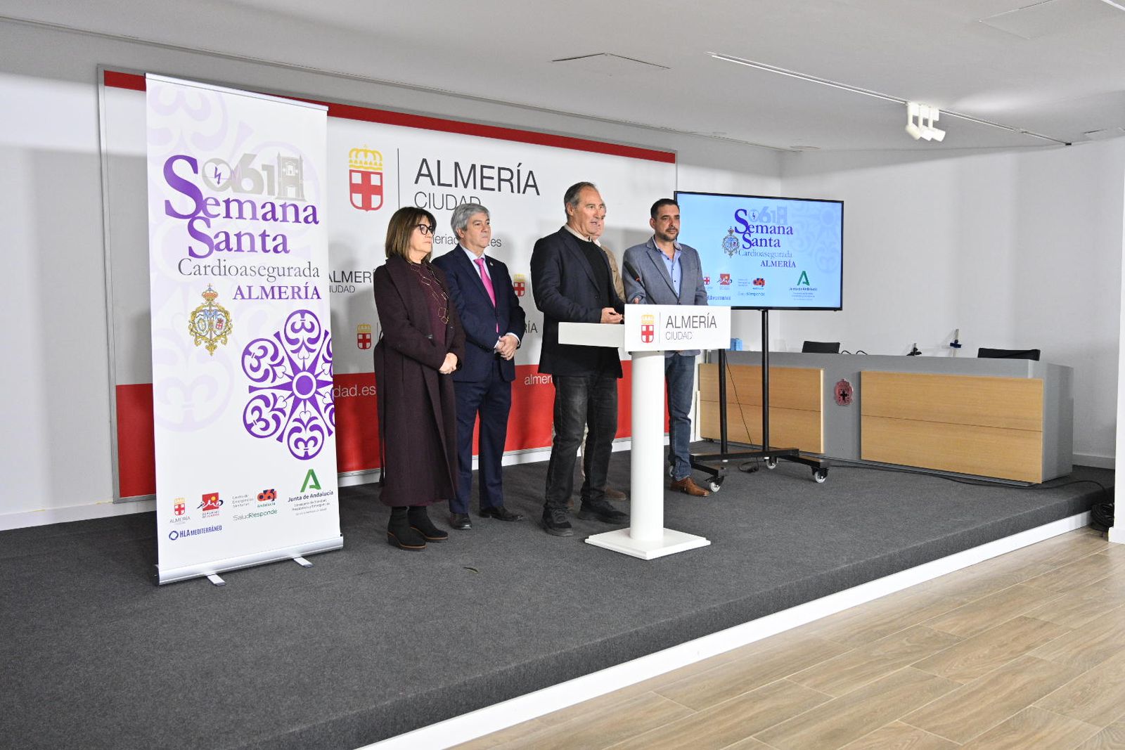 Presentación de la iniciativa Semana Santa Cardioasegurada en Almería impulsada por el Ayuntamiento de la mano de sanitarios del 061 y HLA Mediterráneo, en la que ha participado el presidente de la Agrupación de Hermandades y Cofradías de Almería.