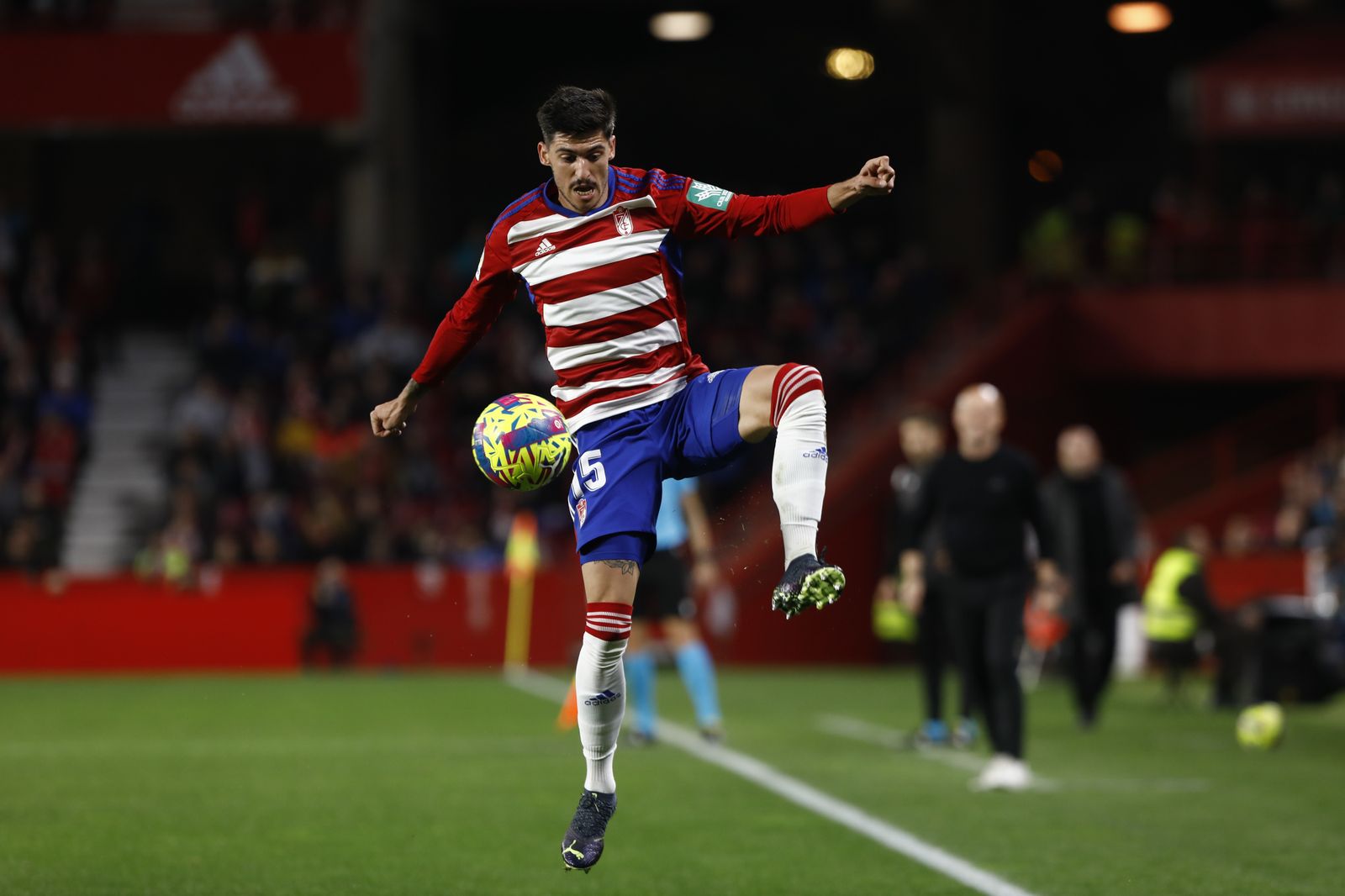Carlos Neva controla el balón durante el partido