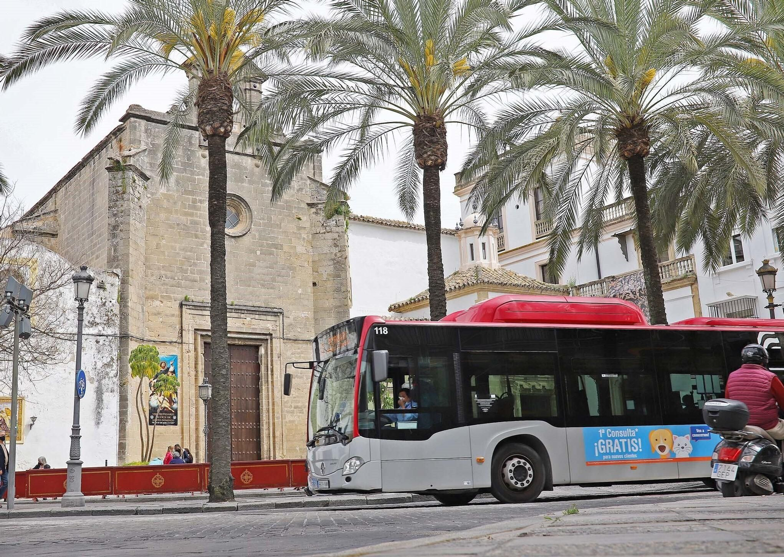 Un autobús urbano circulando por la calle Larga