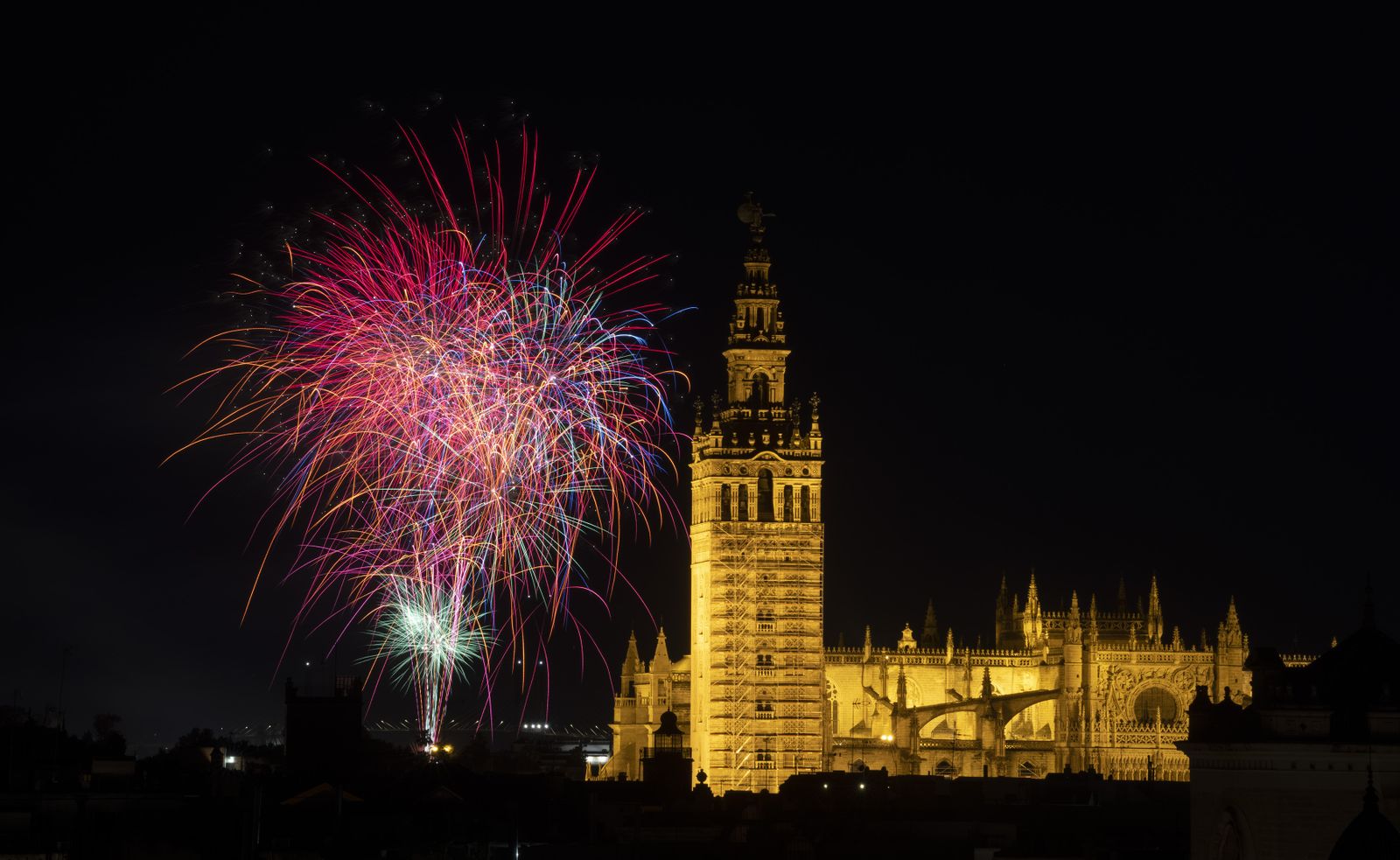 El espectáculo de fuegos artificiales de la Feria de Sevilla  2023