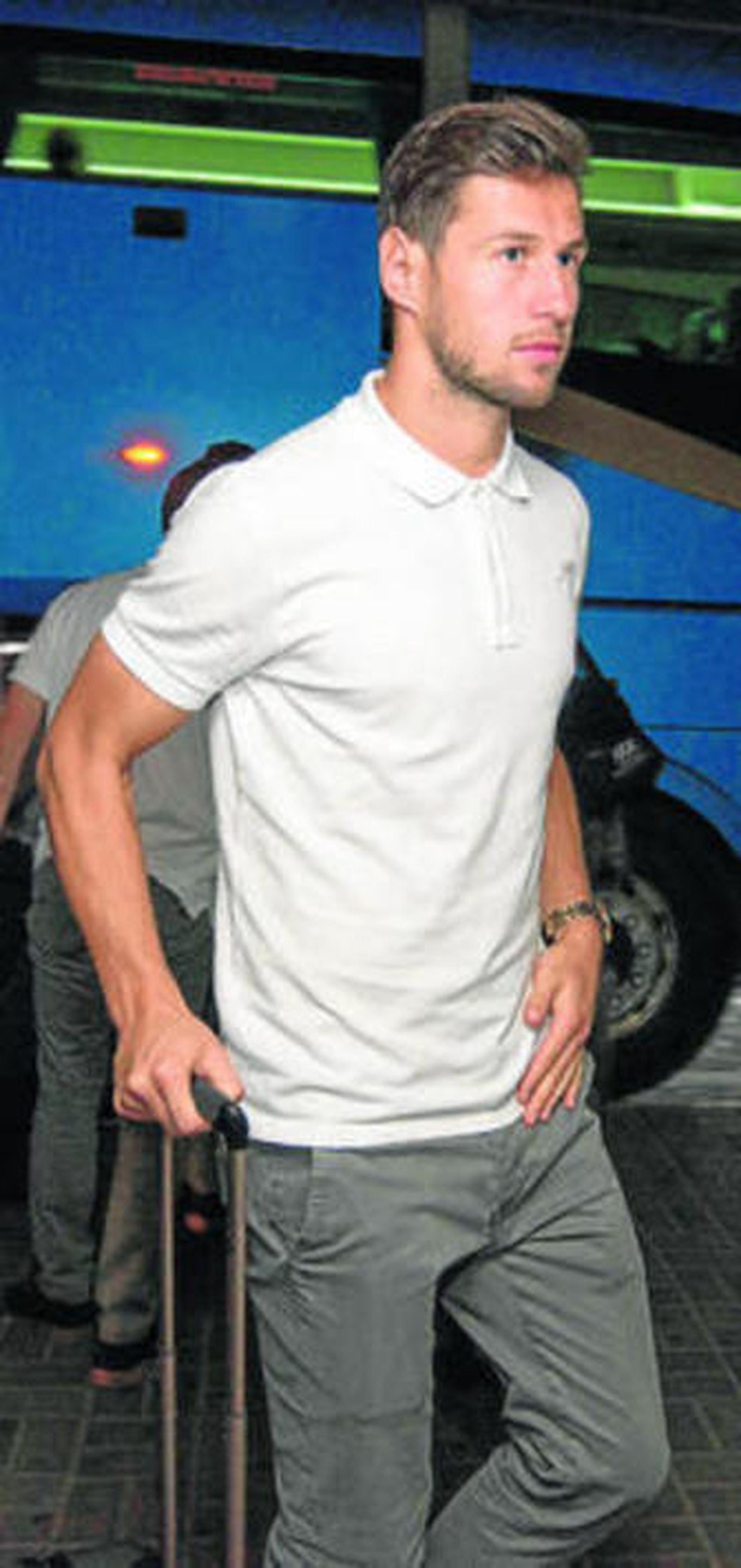 El insustituible Krychowiak, en el aeropuerto de San Pablo.