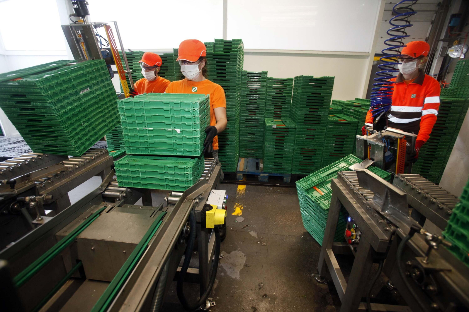 Imágenes del trabajo en la central logística de Mercadona