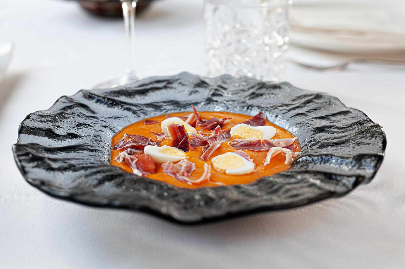El impresionante restaurante de Córdoba donde nunca adivinarías qué hay tras sus puertas