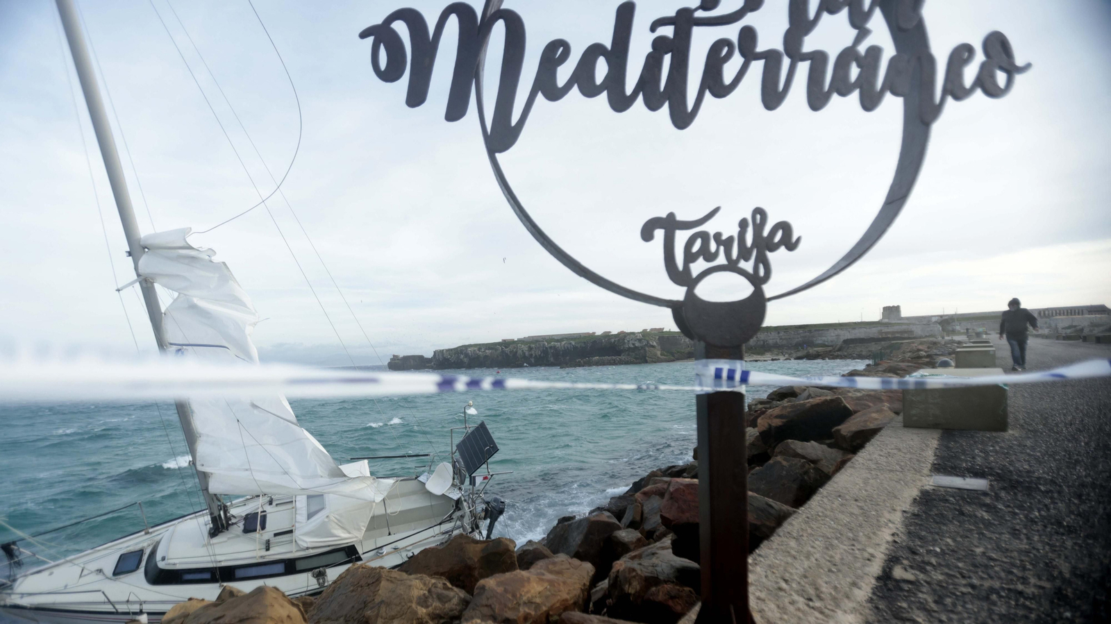 Las fotos del velero encallado en la playa chica de Tarifa