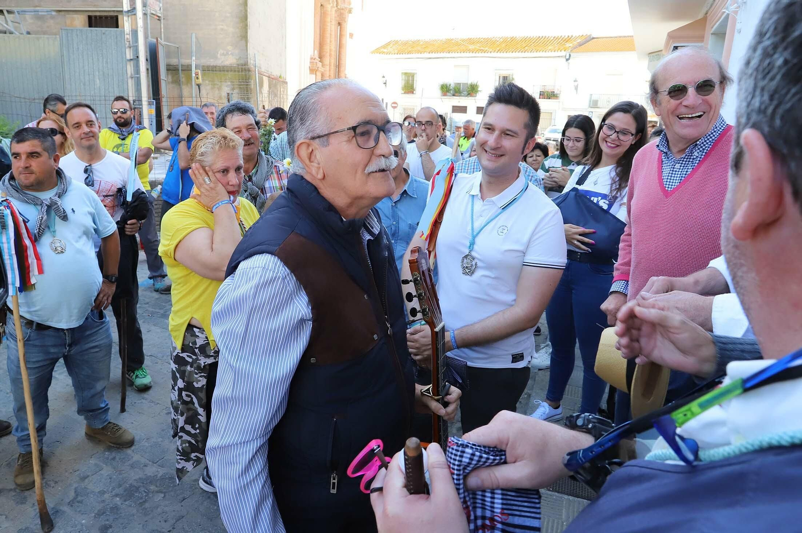 Imágenes de los presos de la cárcel de Huelva en su camino hacia El Rocío