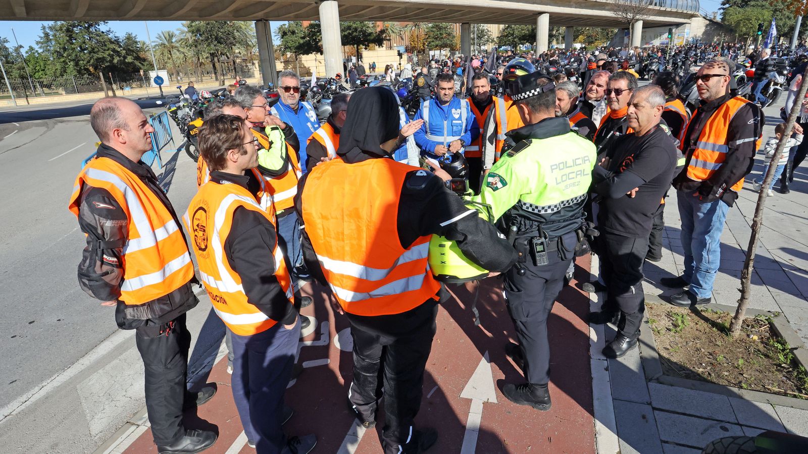 La Gran Caravana Motera Solidaria se pasea por Jerez