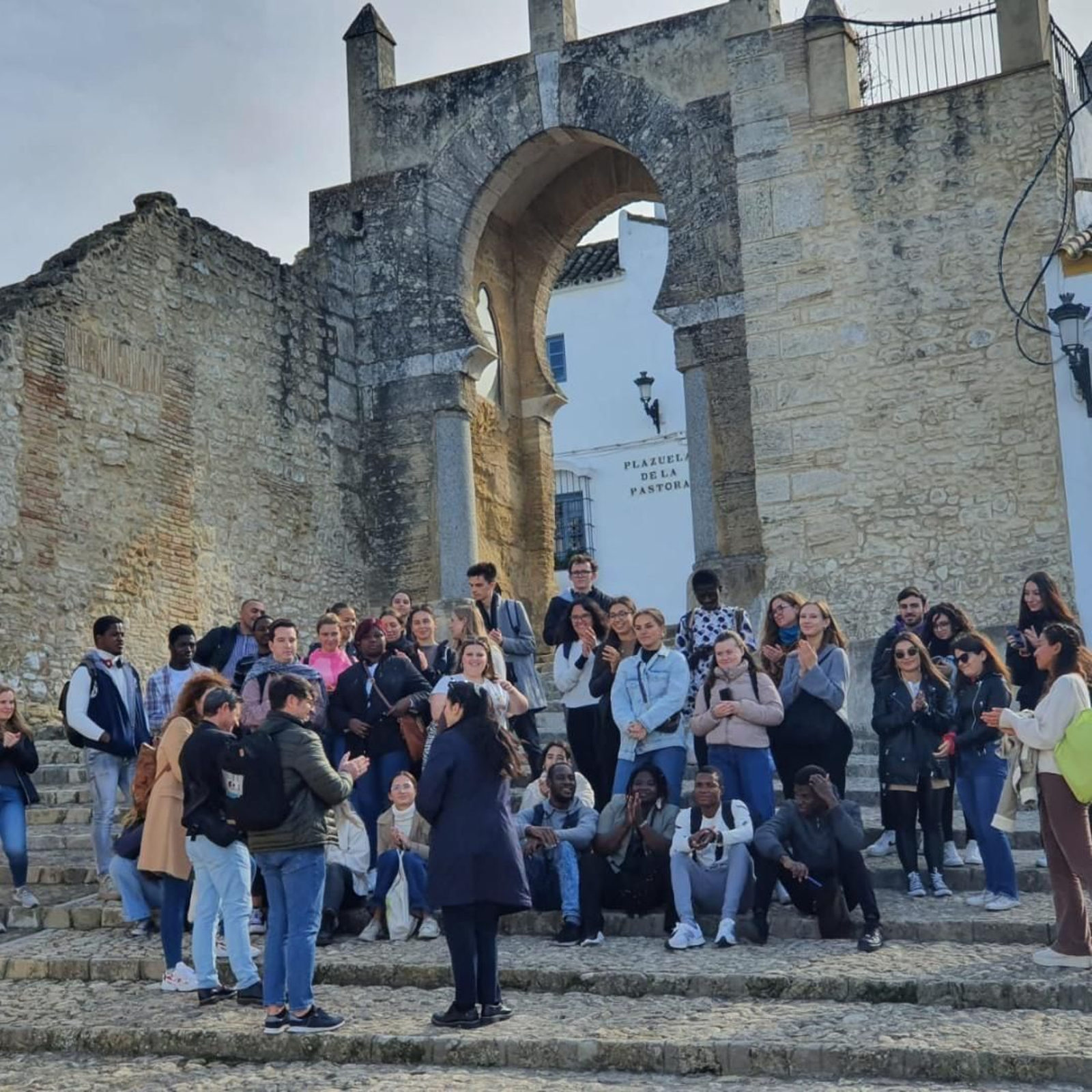 Arco de La Pastora y plaza homónima.