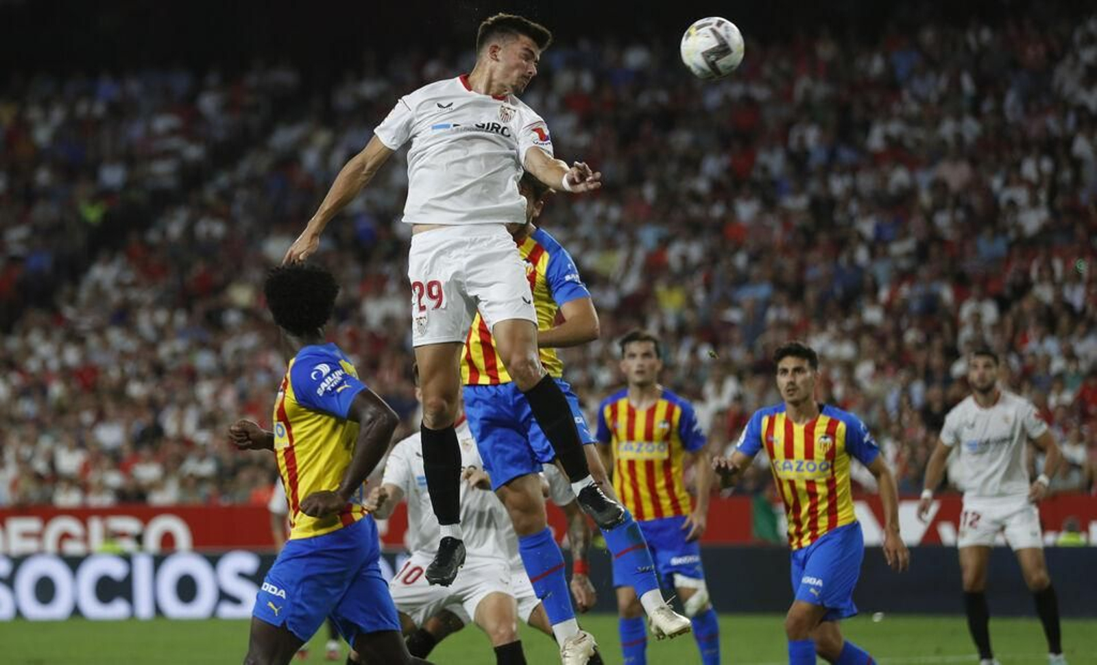 Kike Salas peina el balón en una de las ocasiones postreras del Sevilla.