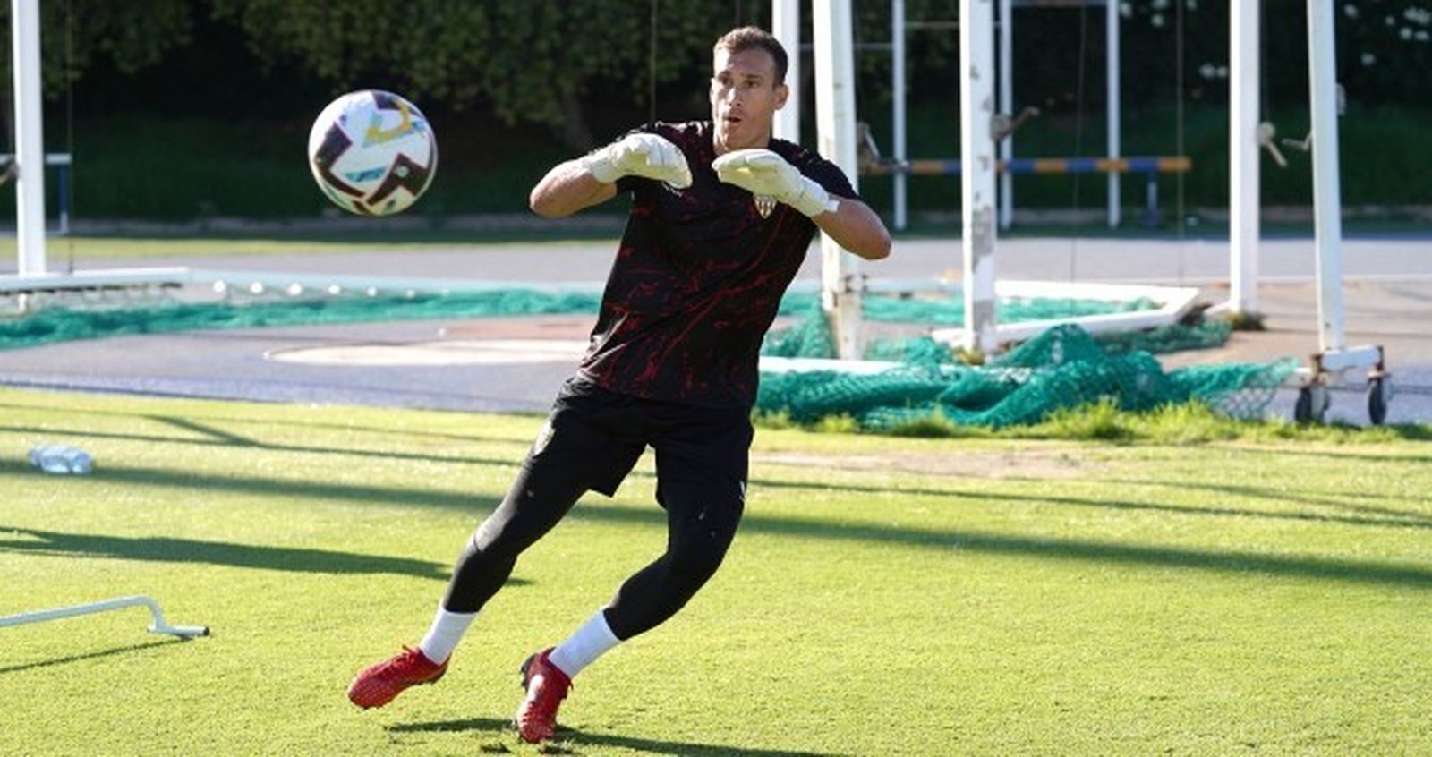 Fernando con la nueva indumentaria de entrenamiento de Castore