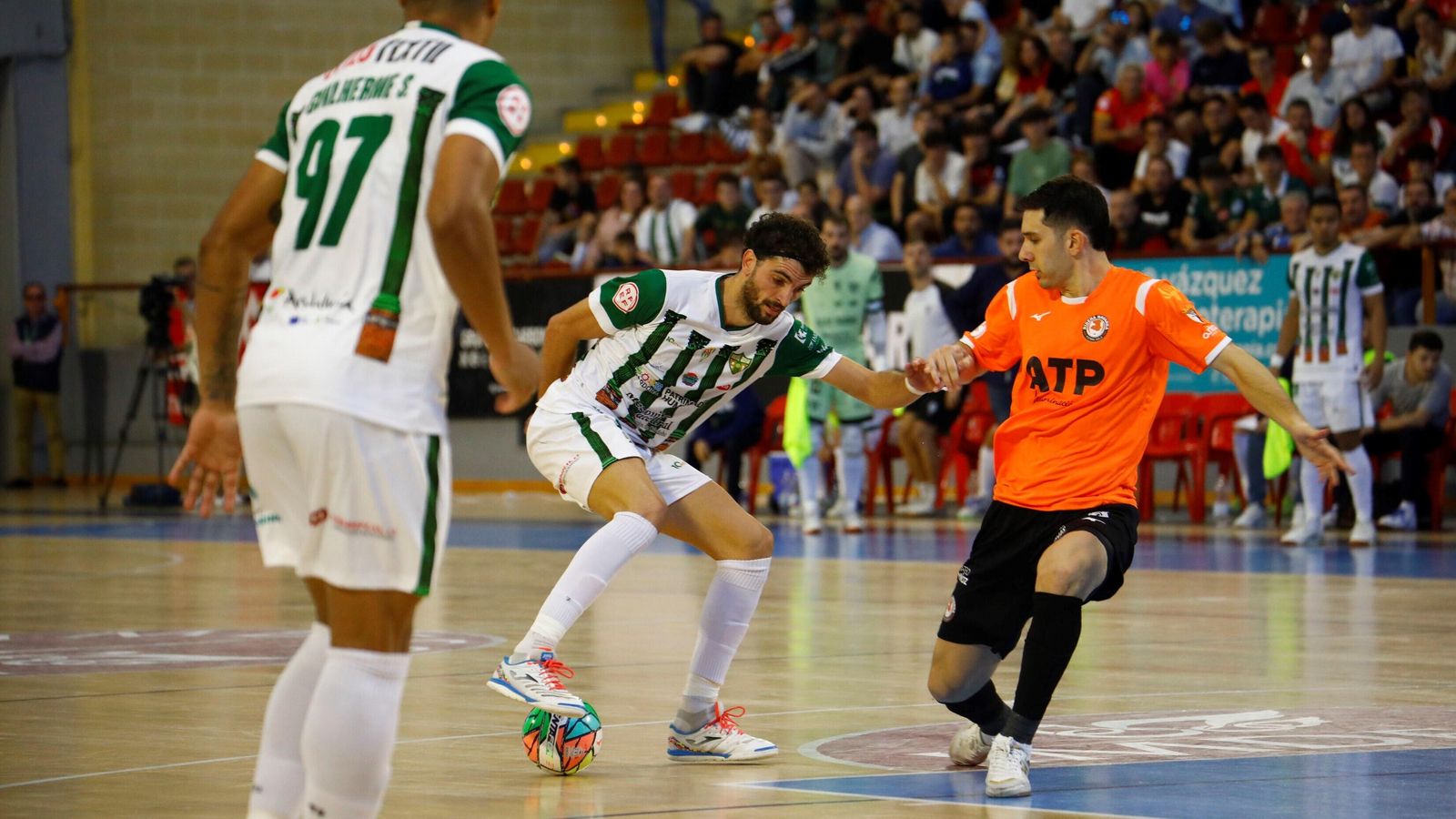 Zequi intenta dejar atrás a un jugador del Ribera Navarra. Zequi intenta dejar atrás a un jugador del Ribera Navarra.