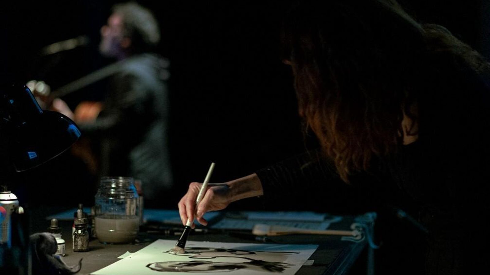 Paula Bonet pintando, al fondo Ramón Rodríguez