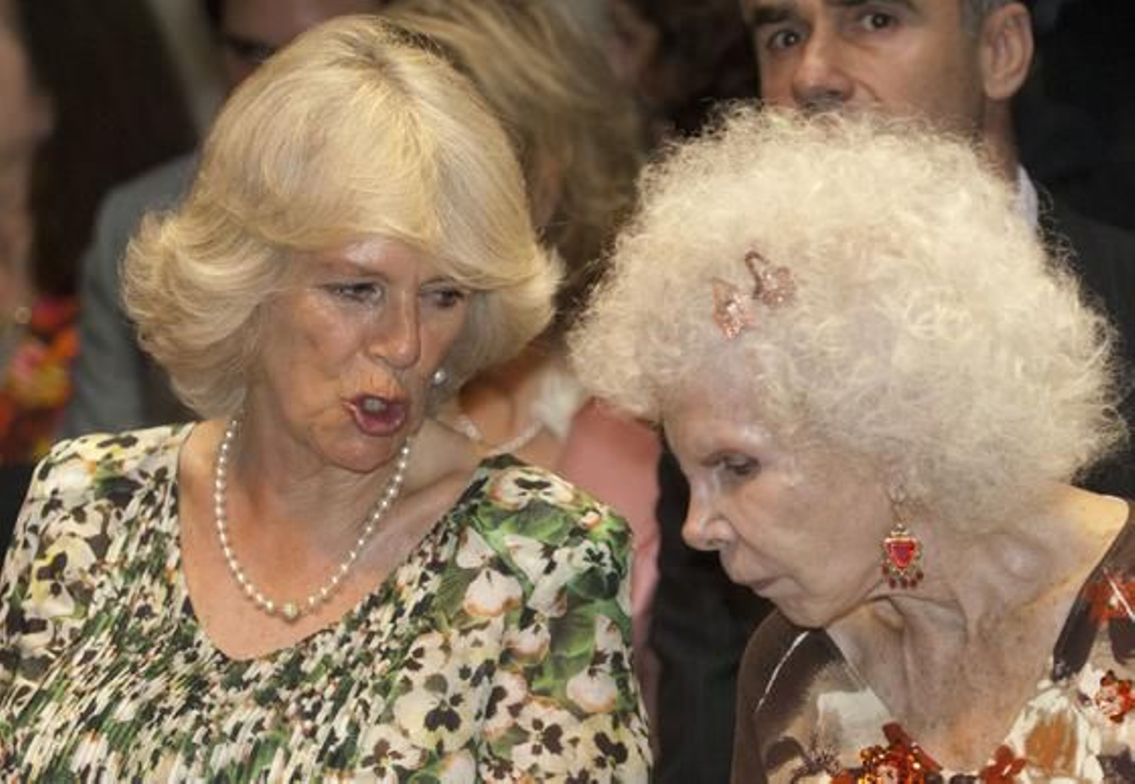 La esposa del Príncipe Carlos de Inglaterra conversa con la Duquesa de Alba.

Foto: Manuel Gómez