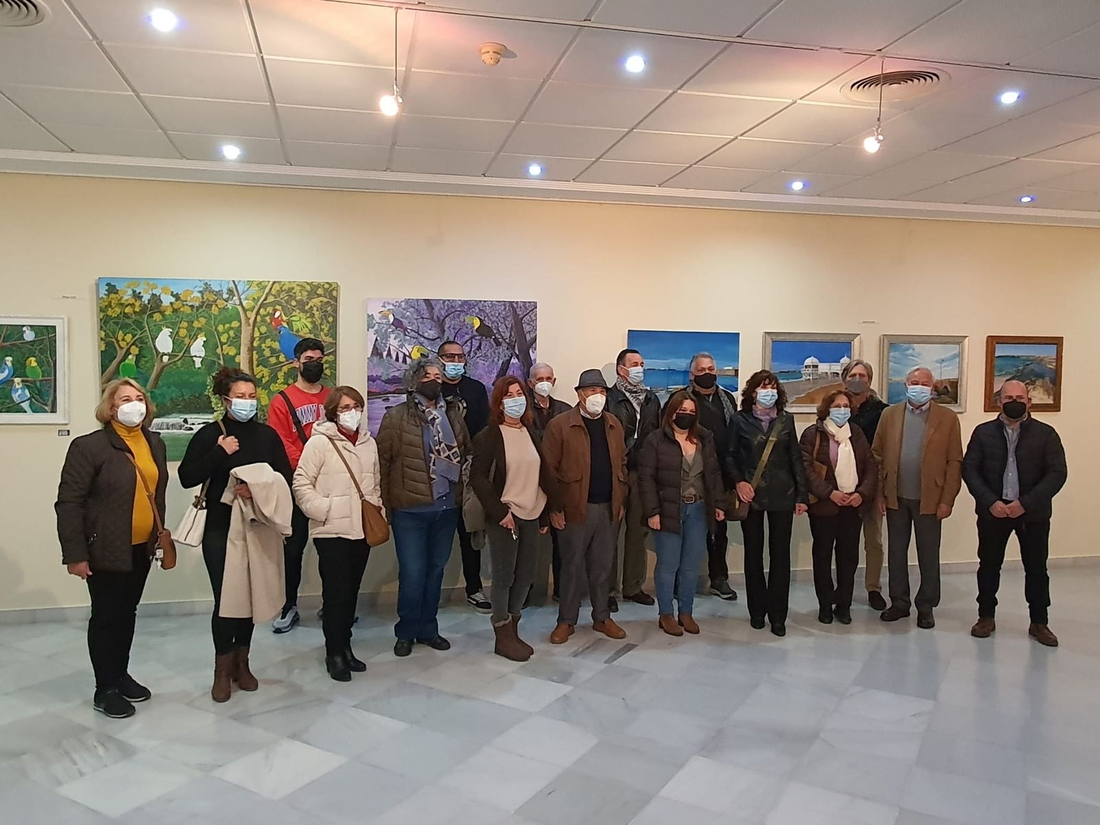 Artistas y representantes municipales posan durante el acto de inauguración de la muestra.