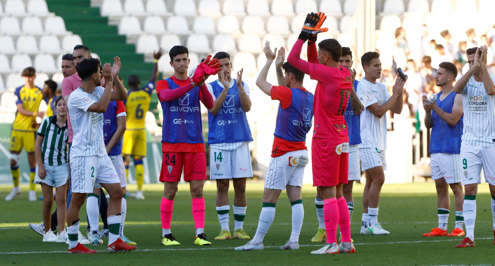 Los jugadores del Córdoba CF aplauden a su afición tras el partido ante el Alcorcón.