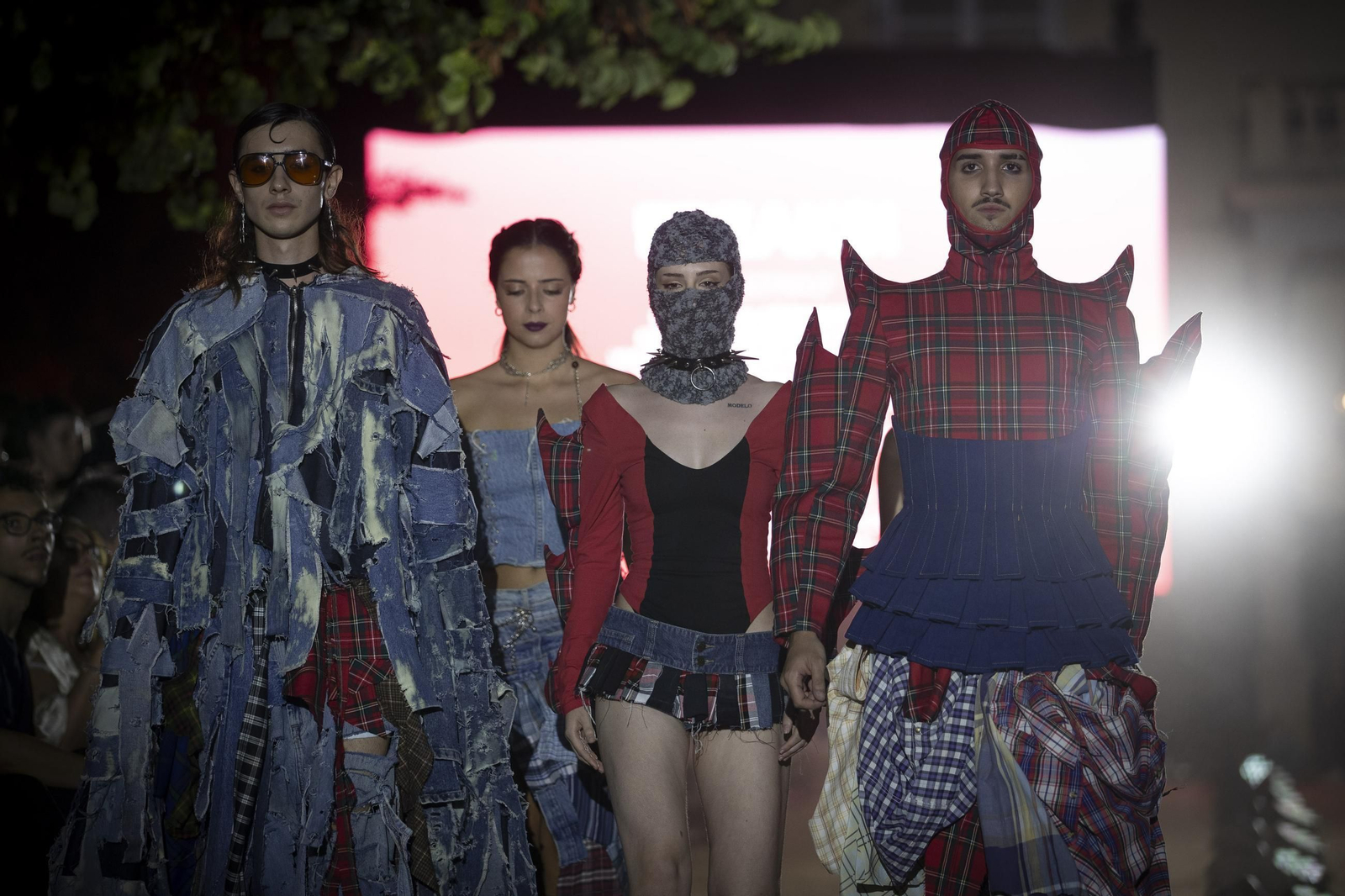 La creatividad de la colección Pouty deslumbra en la Pasarela Fortuny