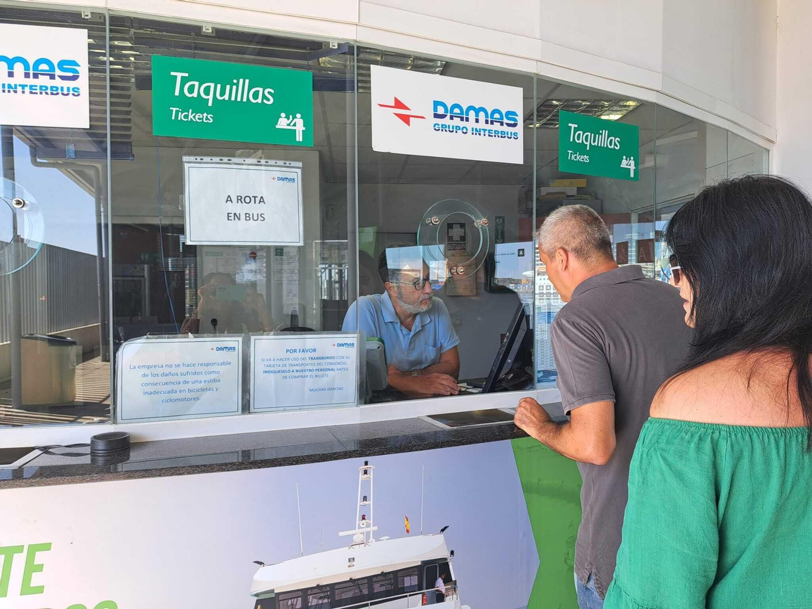 Taquilla del catamarán en Cádiz, donde se anuncia 'A Rota en bus'.