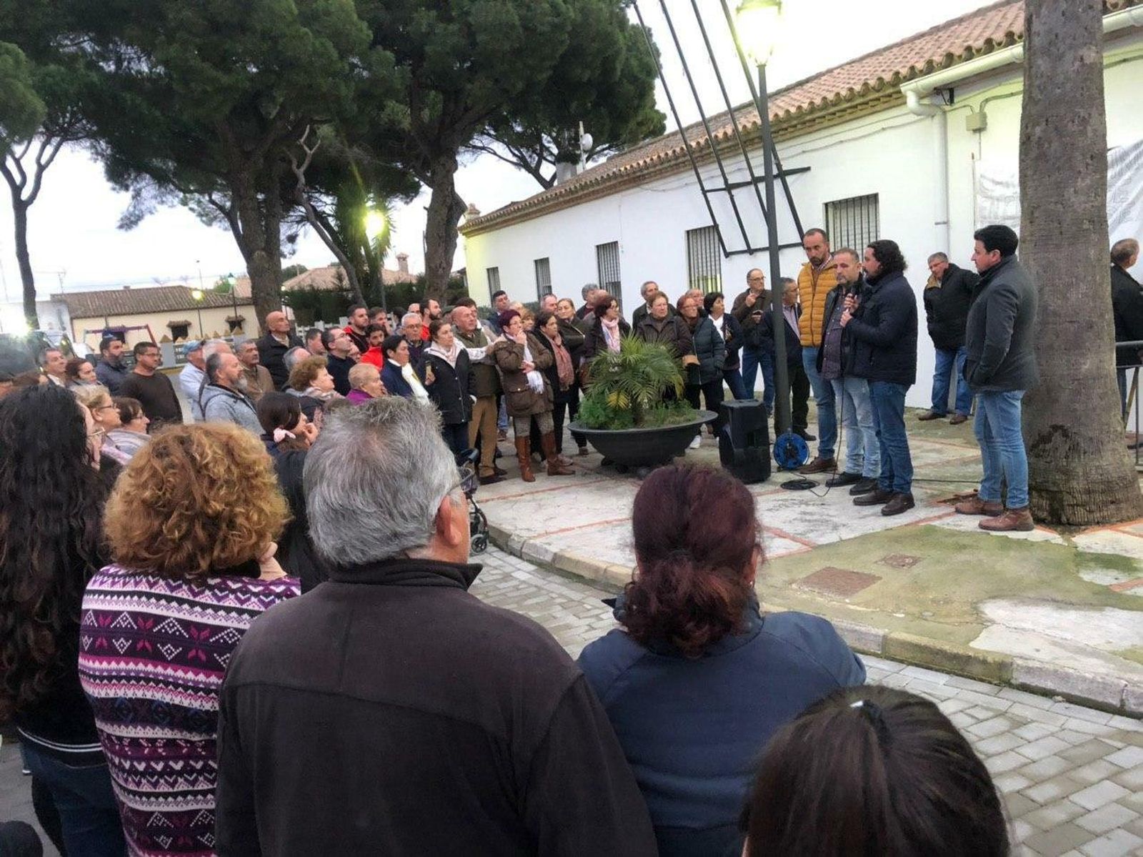 El alcalde de Medina, Fernando Macías de dirige a los vecinos afectados.