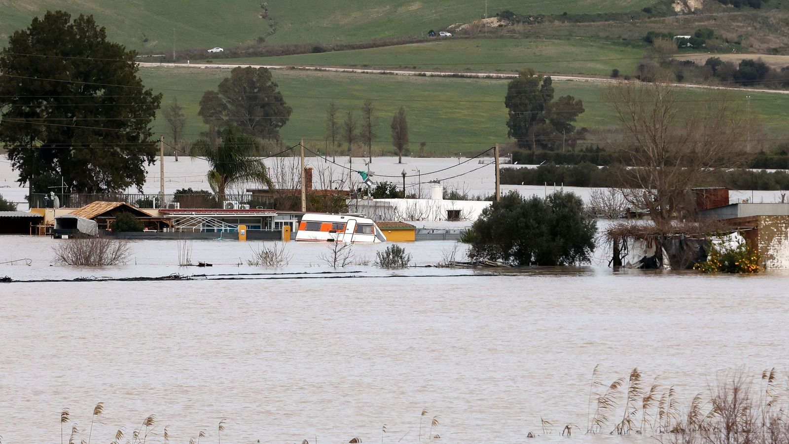 El Guadalete comienza a bajar su nivel poco a poco por la zona rural de Jerez