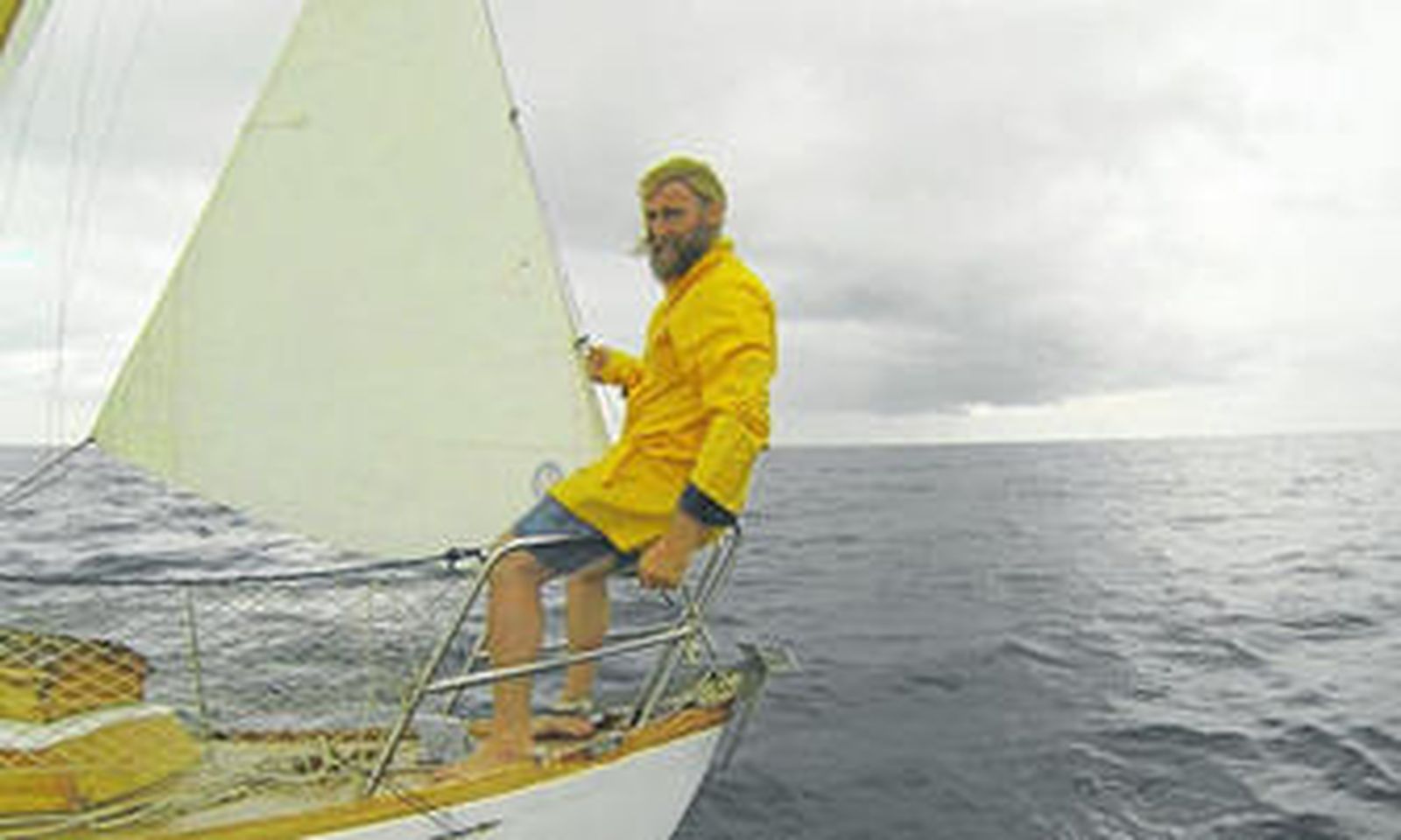 Telmo Aldaz en su velero en una tormentosa jornada en el Estrecho de Gibraltar.