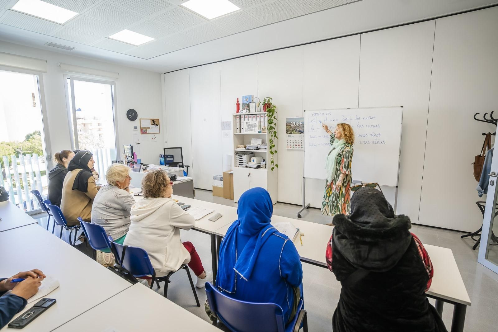 Mercedes Aloza imparte cursos de lengua y cultura española para migrantes en el Edificio Polivalente de El Puerto.