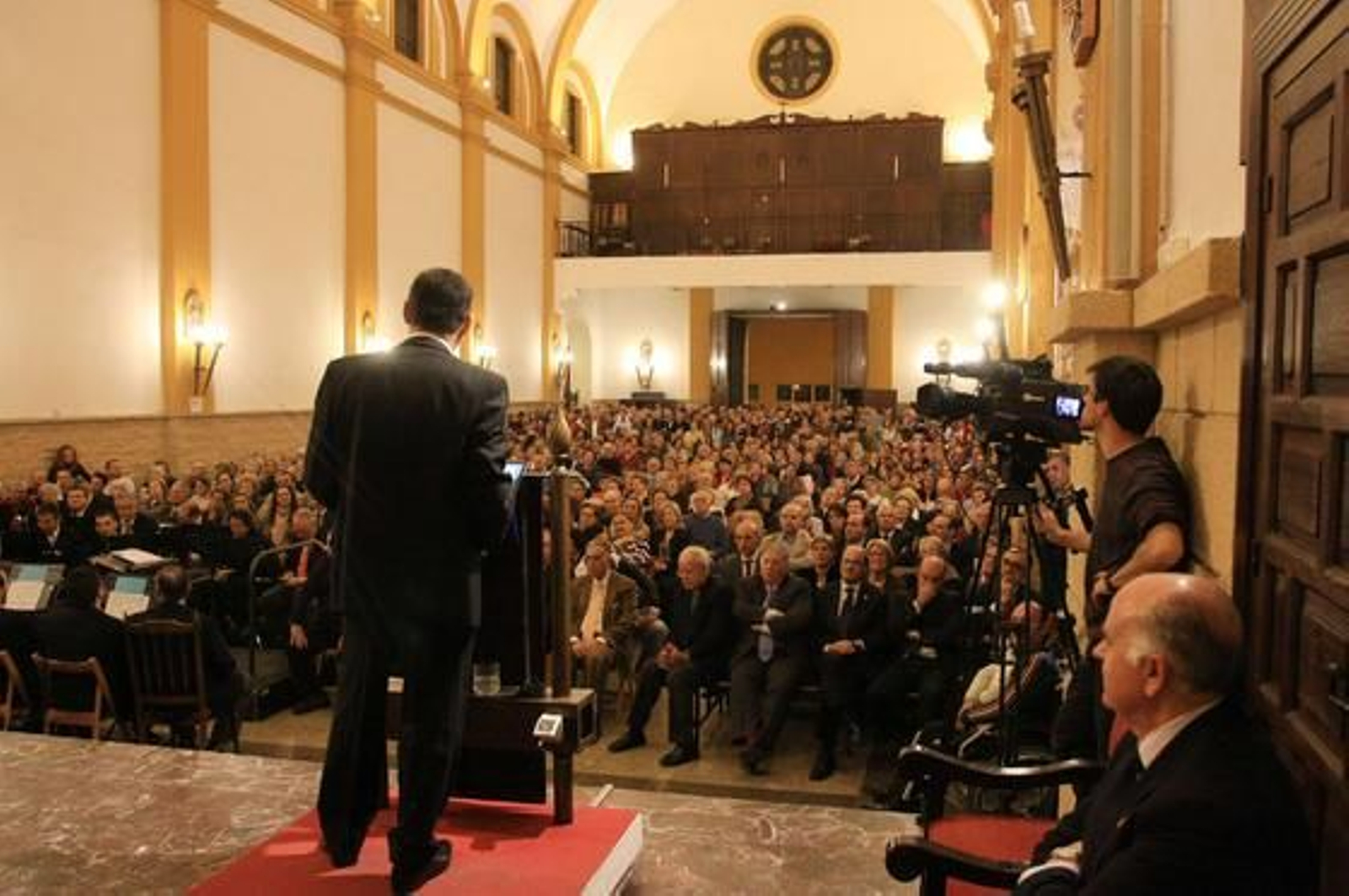 Arcángel, Argentina y Pepe 'El Marismeño' cantan la disertación del jefe de Cultura de 'Huelva Información', Eduardo Sugrañes. / Alberto Domínguez