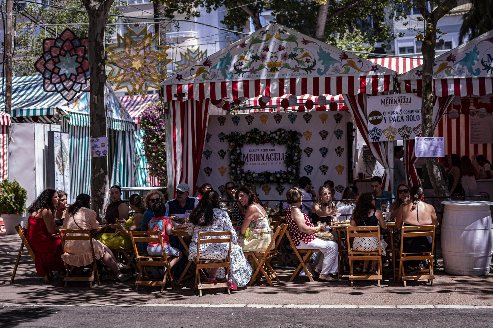 Búscate en las imágenes del Día de la Mujer de la Feria del Carmen y de la Sal de San Fernando