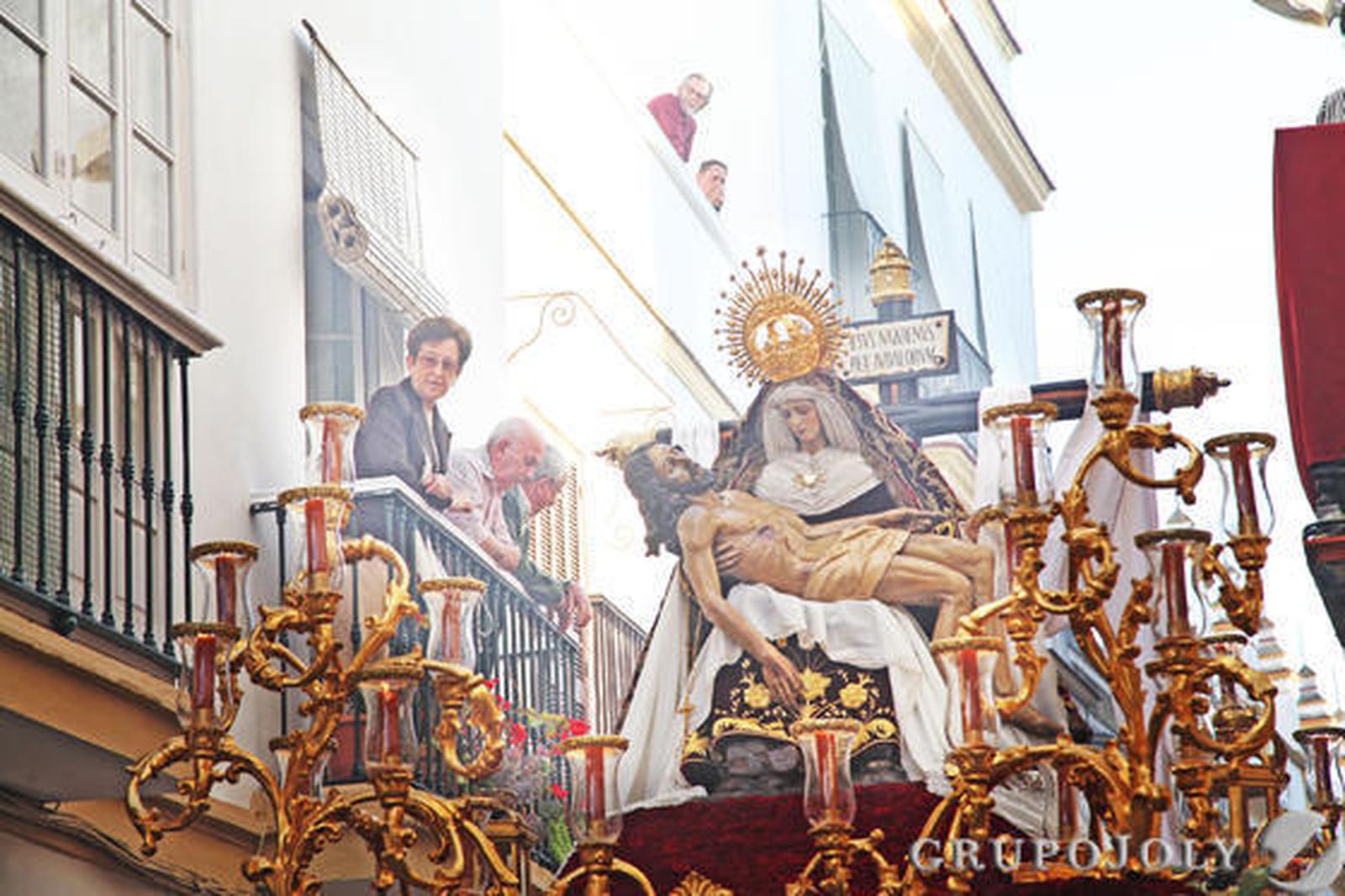 El misterio de Nuestra Señora de las Angustias ayer durante su discurrir por la siempre complicada calle Higueras.

Foto: Vanesa Lobo