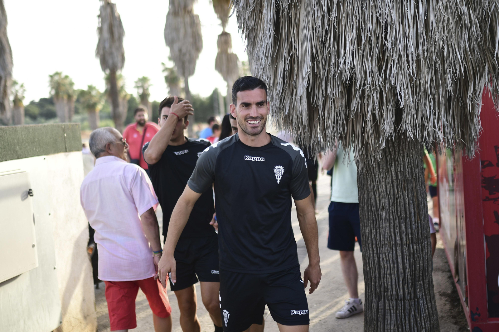 Alfaro, sonriente, llega a un entrenamiento en la Ciudad Deportiva.
