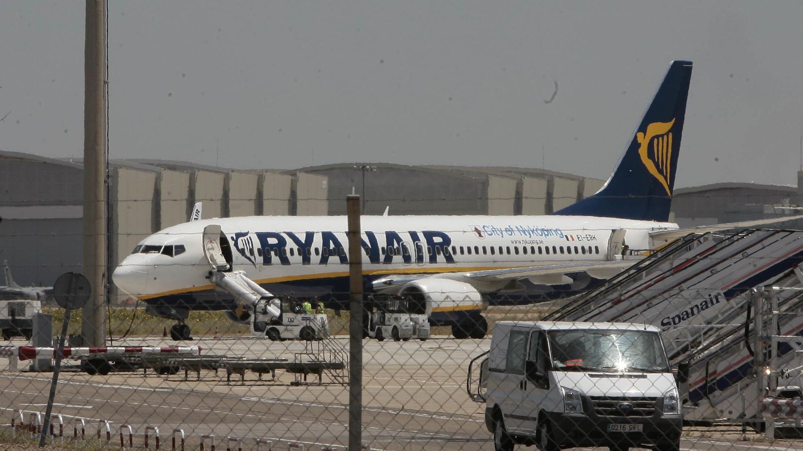 Un avión de Ryanair en el aeropuerto San Pablo.