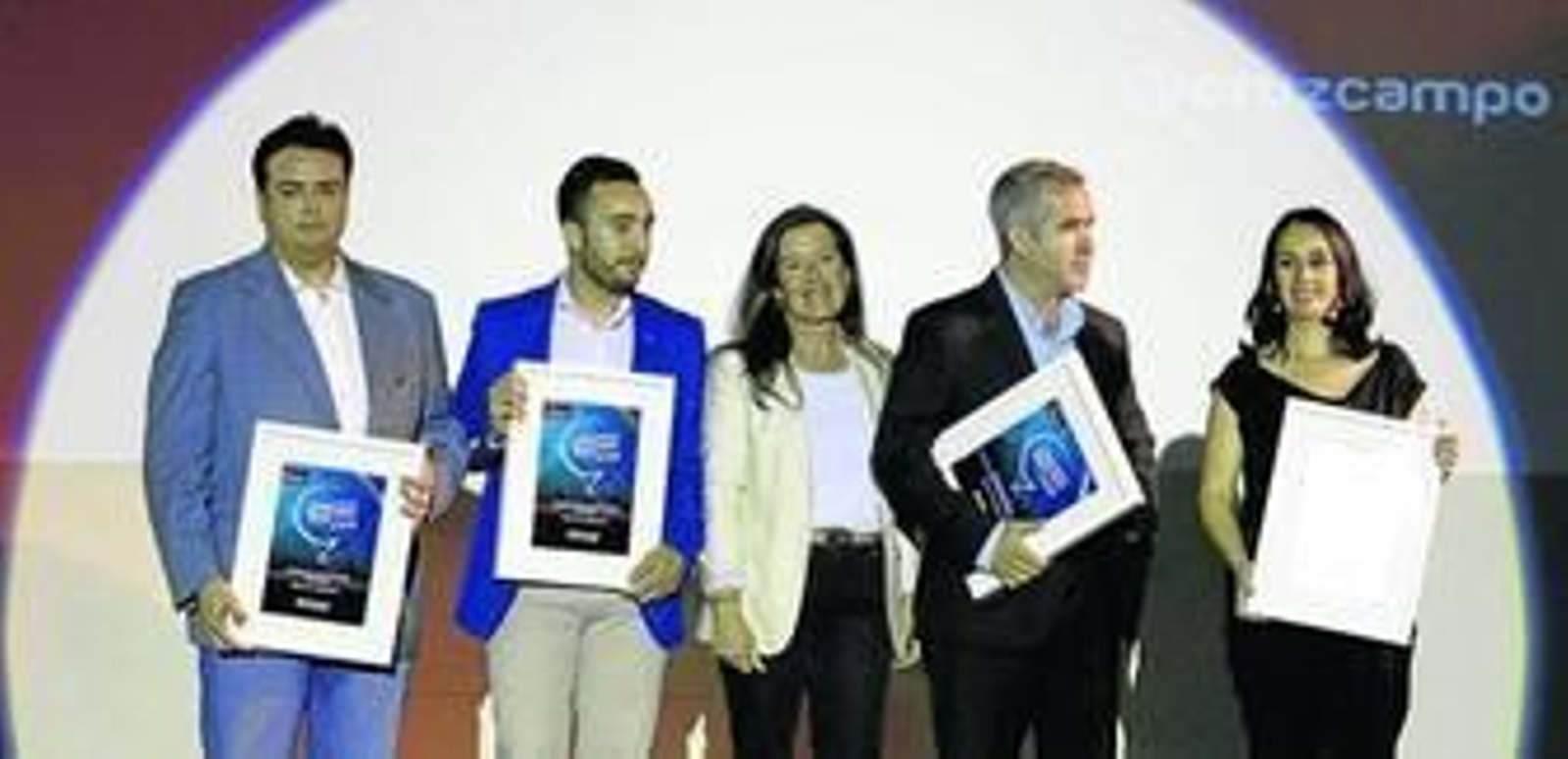 Algunos de los galardonados, ayer en el Auditorium Al-Áldalus, entre los que se encuentra el periodista de 'Diario de Sevilla' Jorge Muñoz (izquierda).