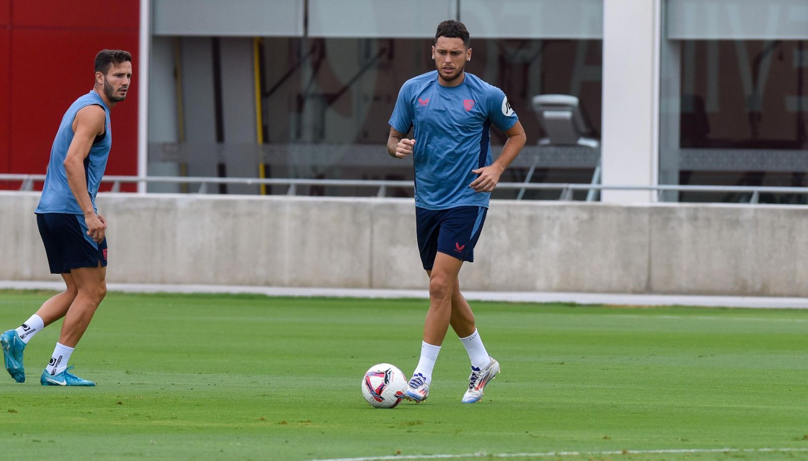 Ocampos, que podría ceder la capitanía a Jesús Navas, junto a Saúl, que ya será titular.