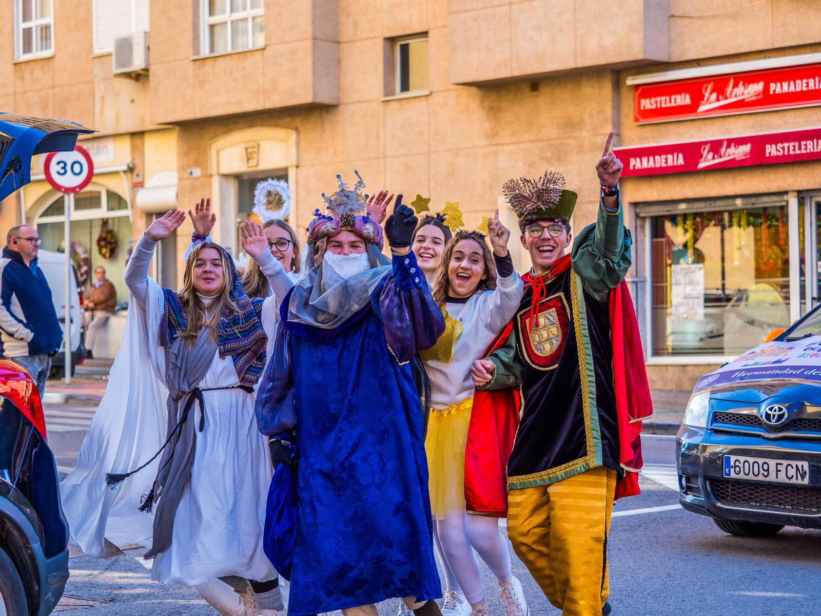 La Caravana Solidaria recoge cientos de regalos para echar una mano a los Reyes Magos en San Fernando