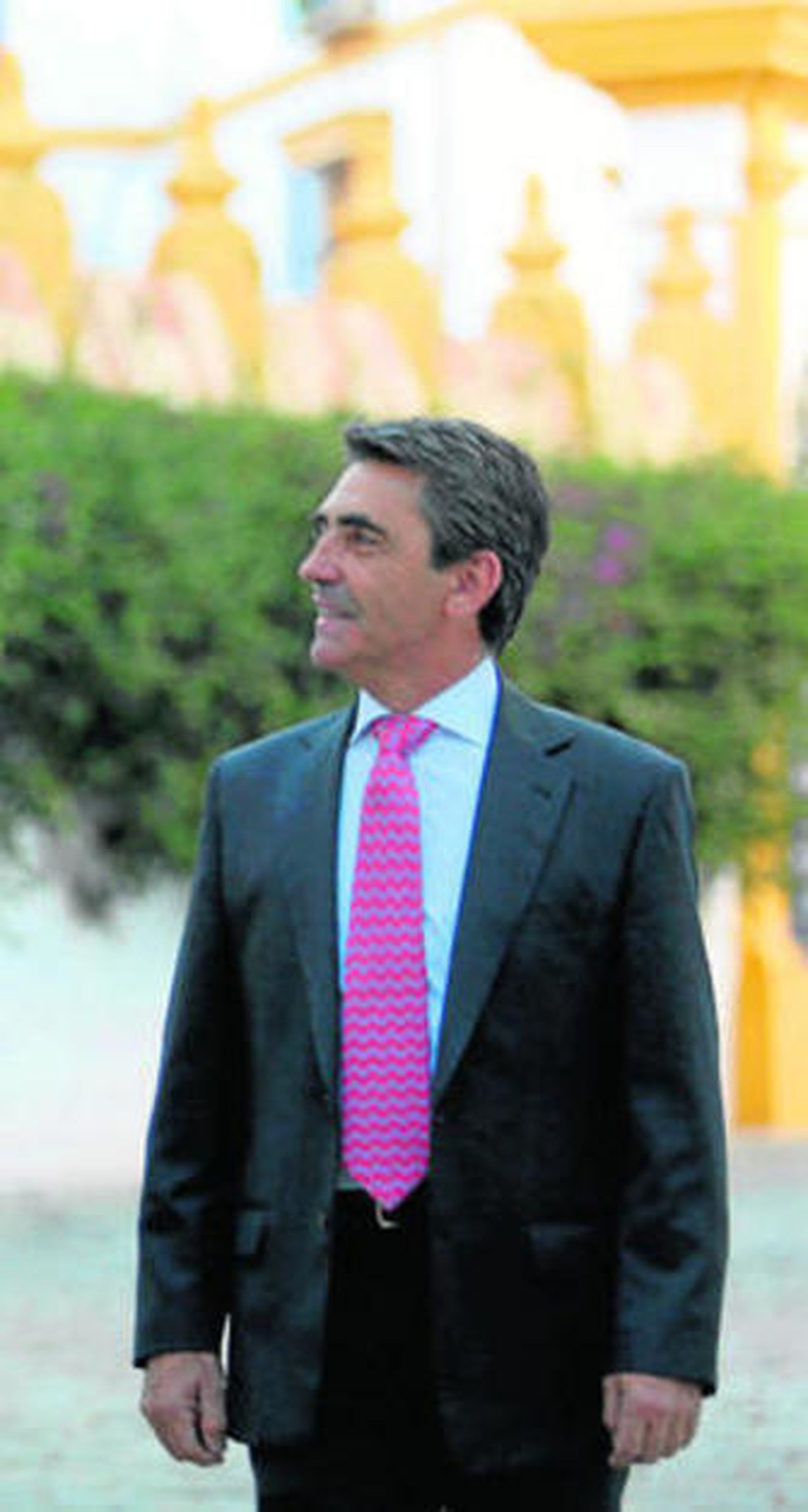 Victorino Martín, junto a la plaza de toros de la Maestranza.