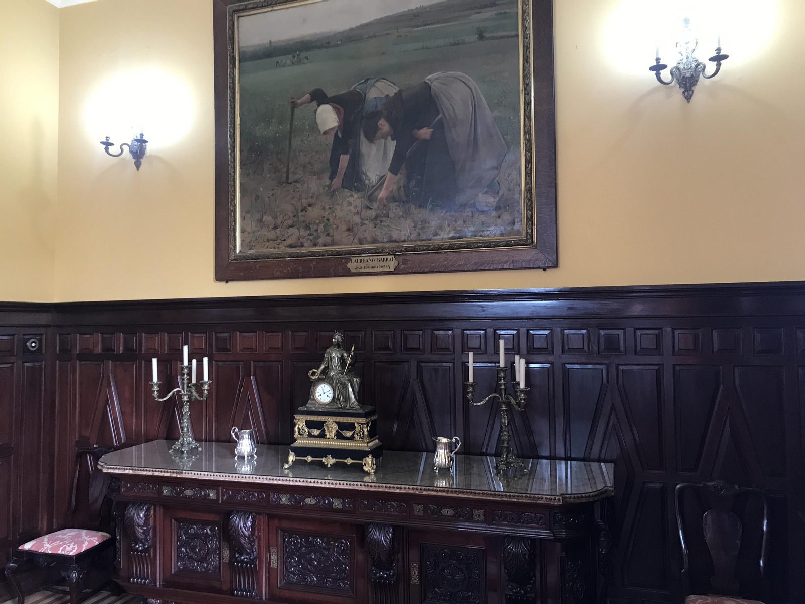 Rincón de sala estar, presidido por el cuadro 'Las escardoras', de Laureano Barrau.