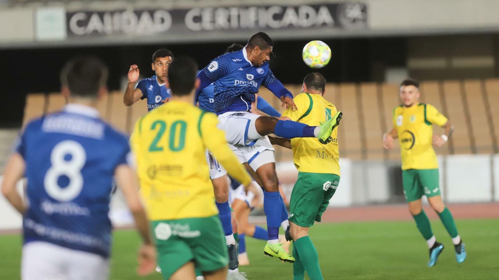 Edet remata de cabeza un saque de esquina.