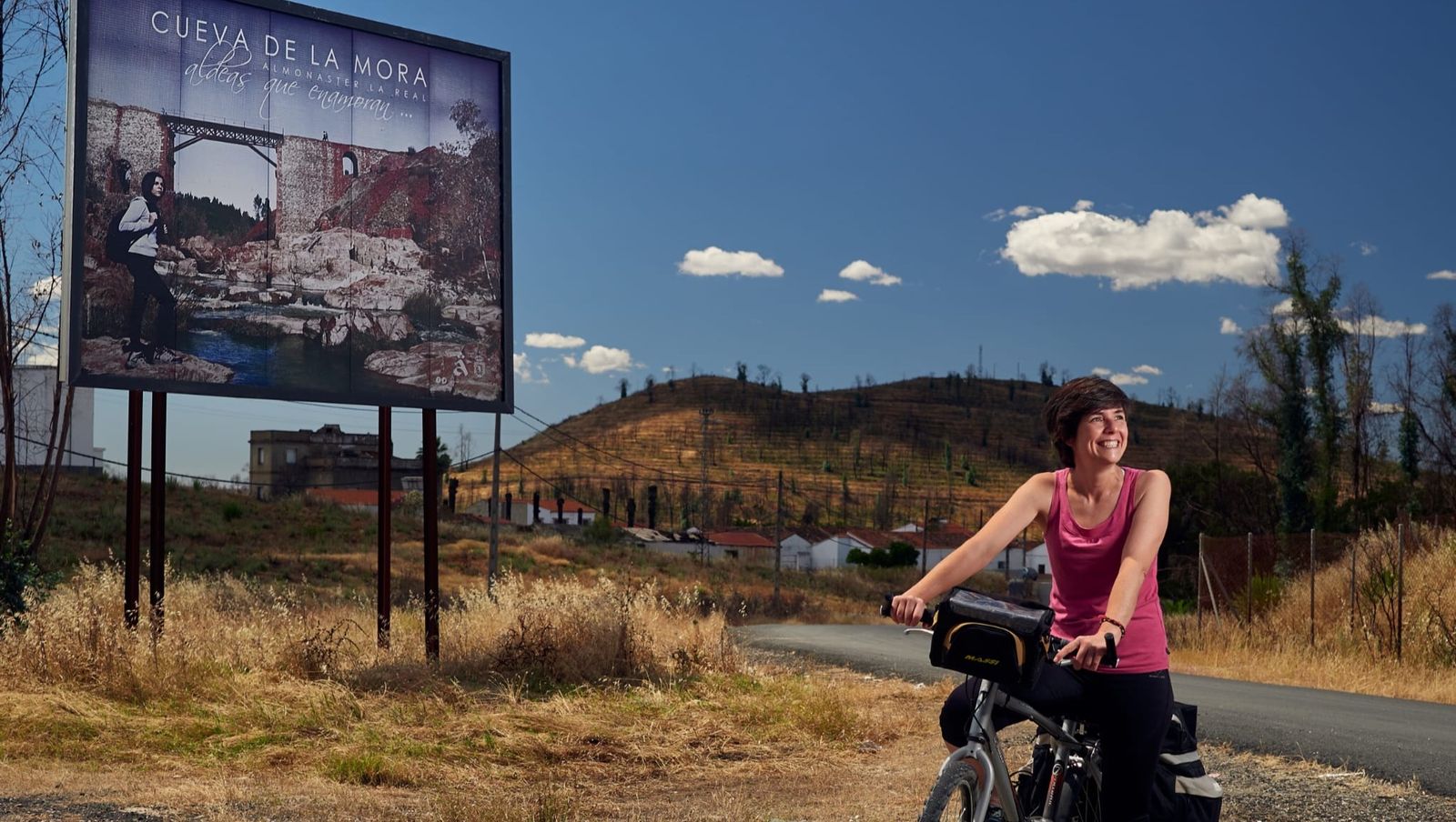 Marta Vázquez sobre su bicicleta en la Cueva de la Mora, ubicación protagonista de su proyecto medioambiental.