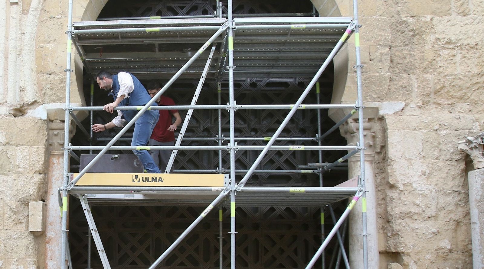 Trabajos de la retirada de la celosía de la segunda puerta de la Mezquita-Catedral.