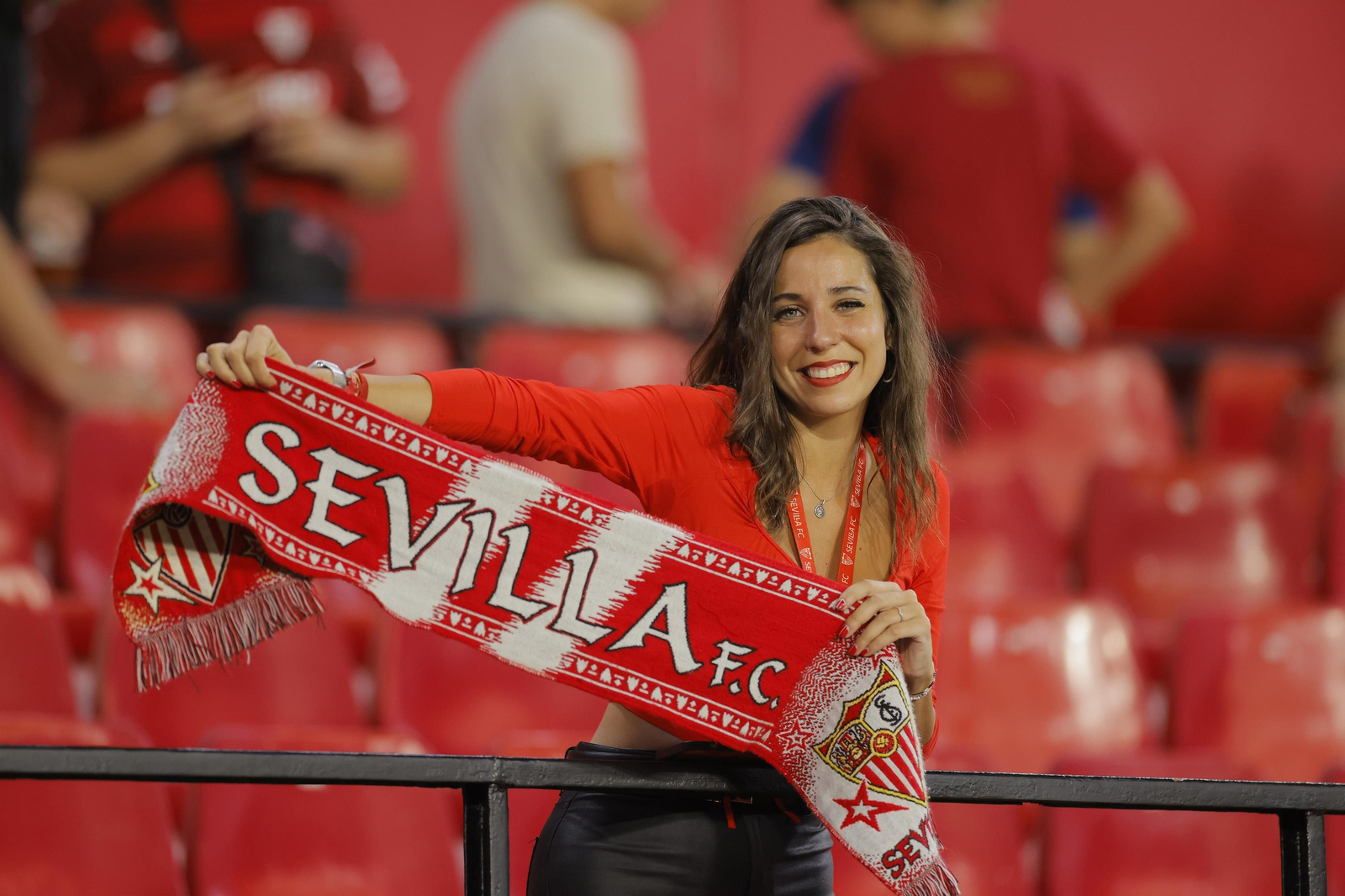 Búscate en las fotos del Sevilla-Lens